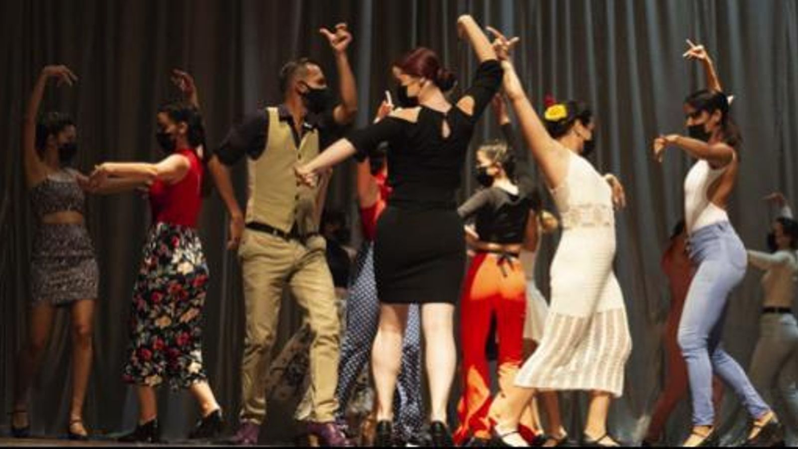 El grupo de profesores danzaron para el público