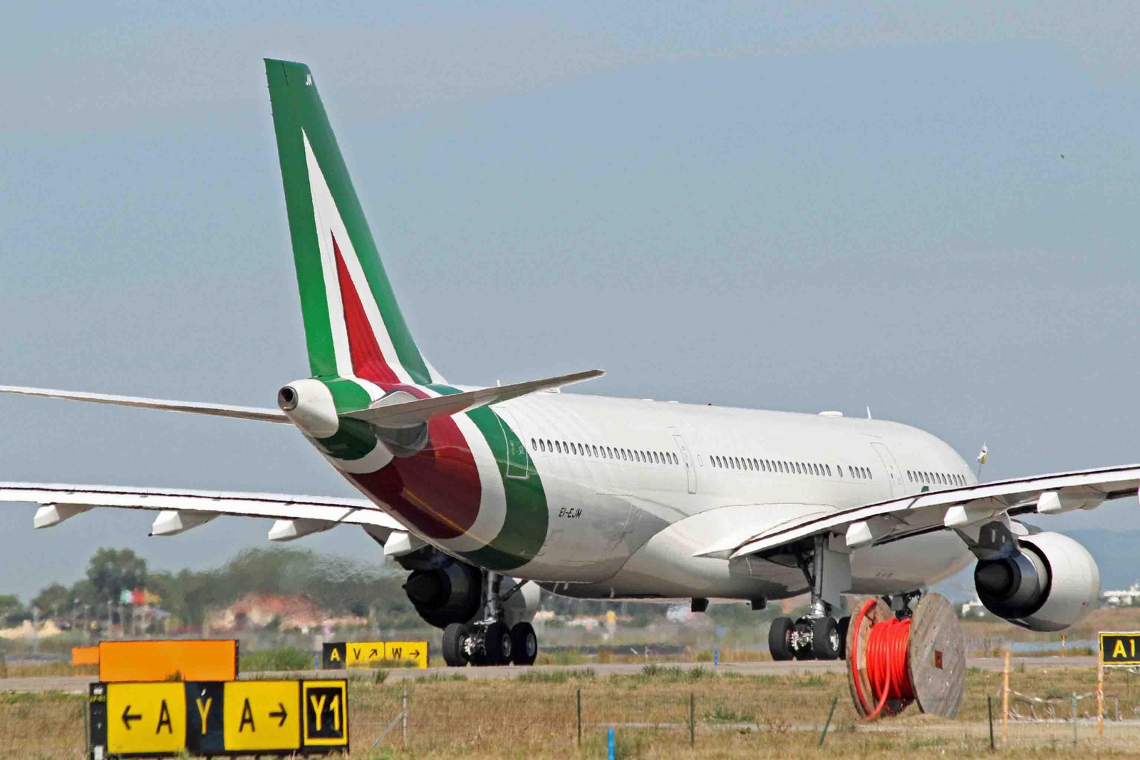 Archivo. Un avión de Alitalia en el aeropuerto de Roma Fiumicino. EFE/EPA/Telenews