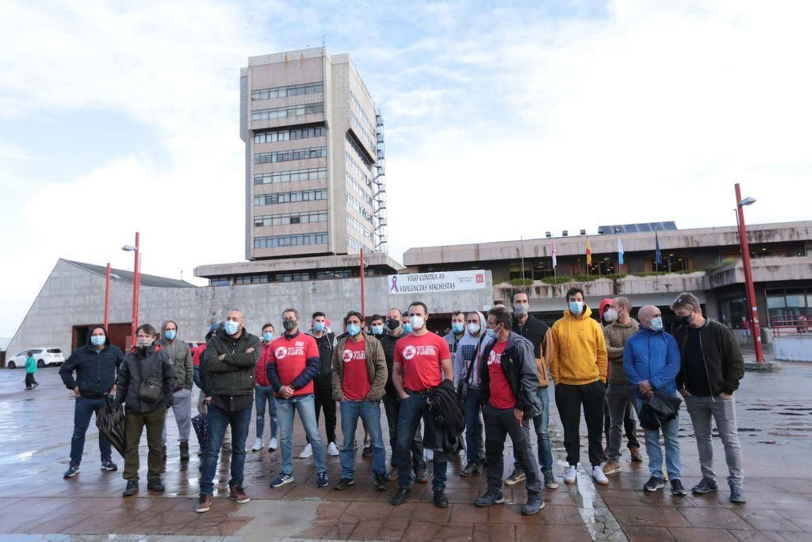 Concentración de Bomberos de Vigo ante el Concello en la mañana de ayer.