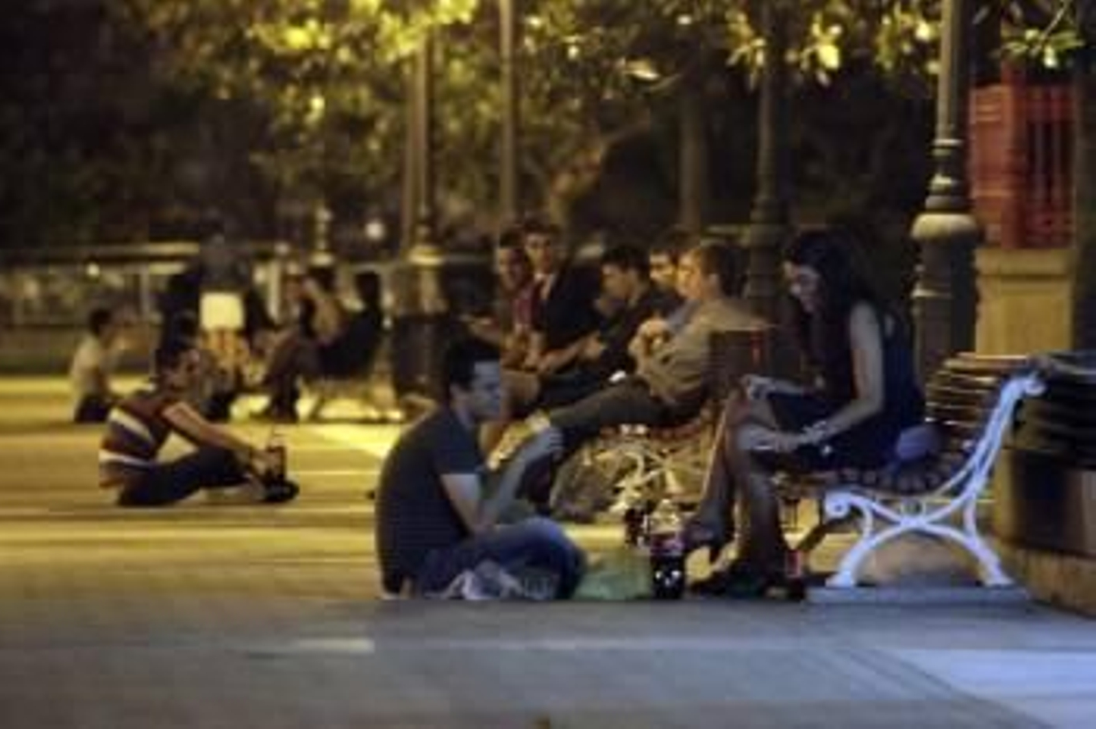 Varios grupos de jóvenes, durante uno de los habituales botellones en la Alameda de Ourense. (Foto: MIGUEL ÁNGEL)