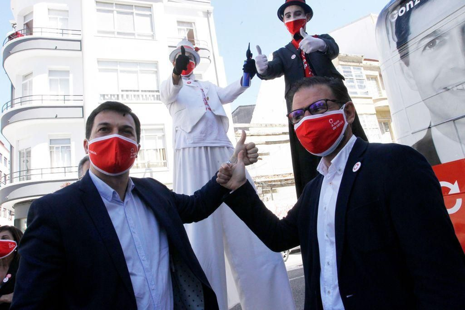Gonzalo Caballero y Ángel Mato, durante el paseo que dieron por Ferrol.