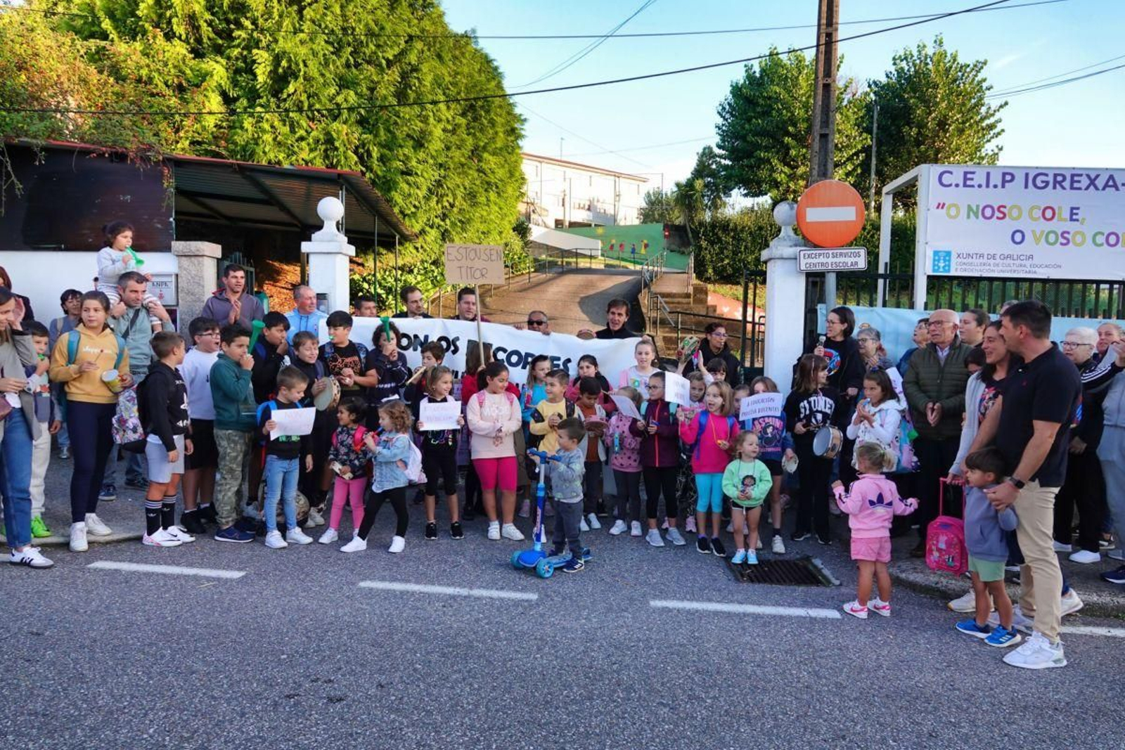 La comunidad educativa del centro, en la concentración convocada ayer para protestar contra los recortes.