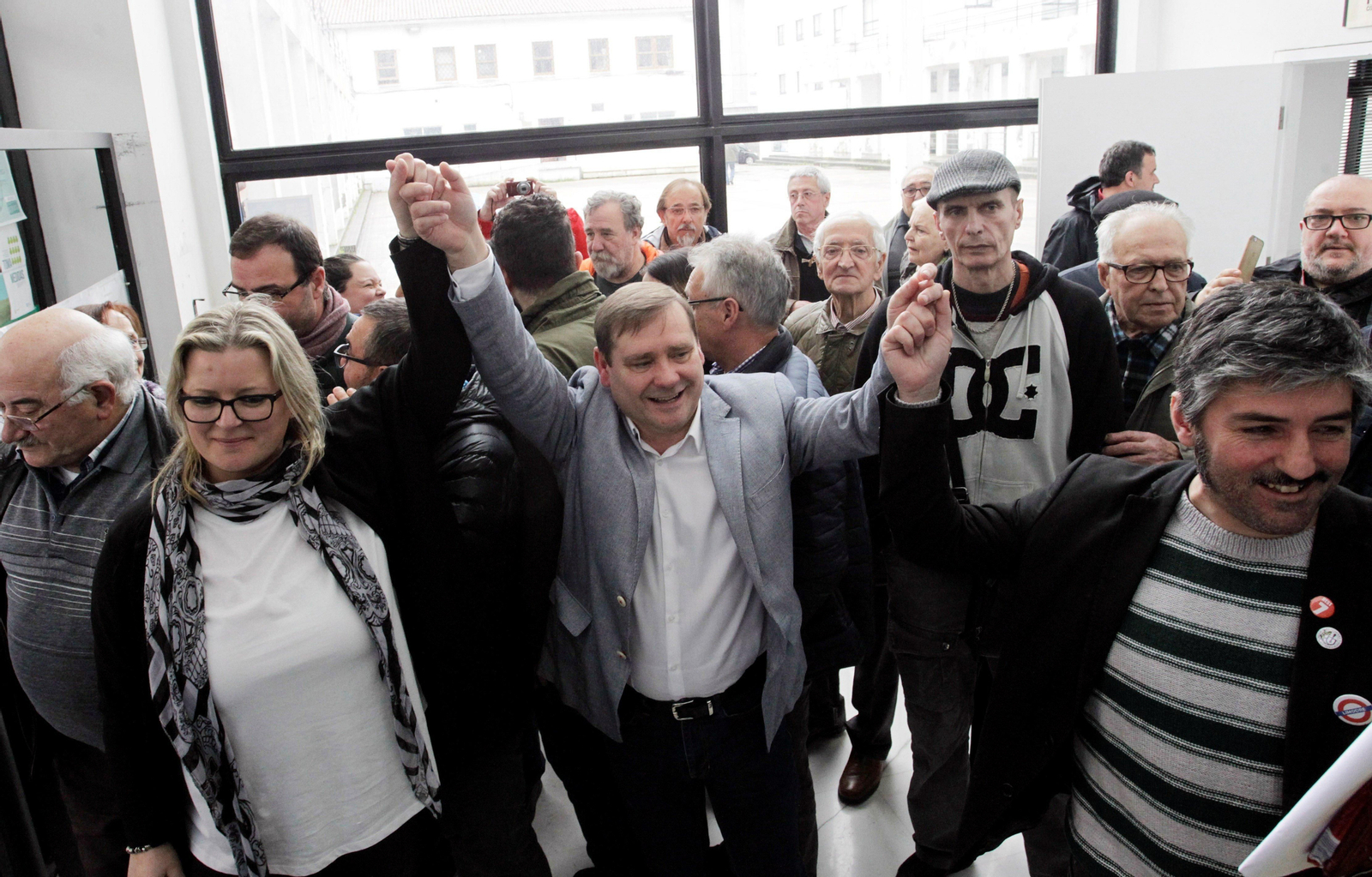 Juventino Trigo (BNG), arropado por sus incondicionales.