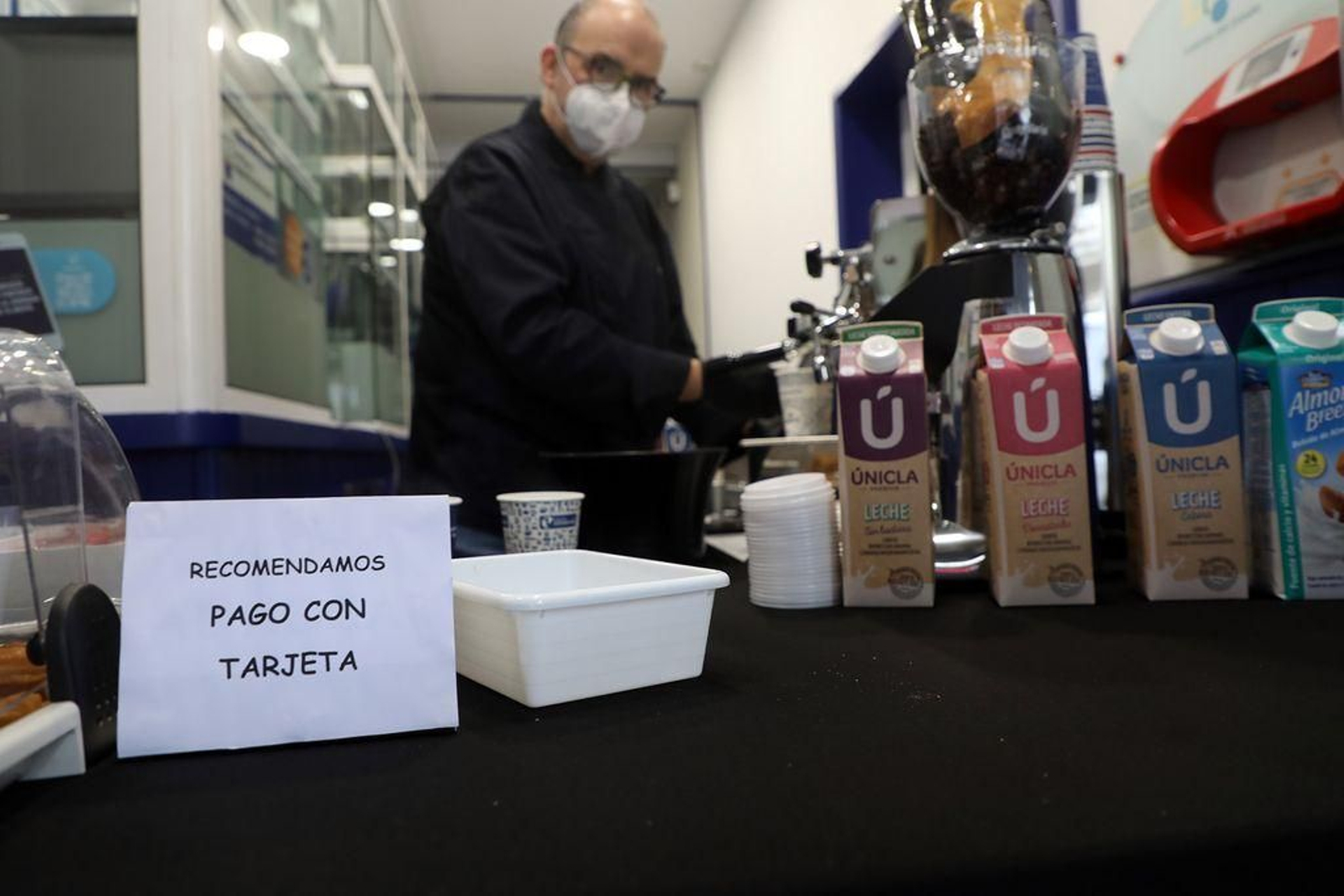 Un camarero prepara pedidos en una cafetería de Santiago de Compostela.