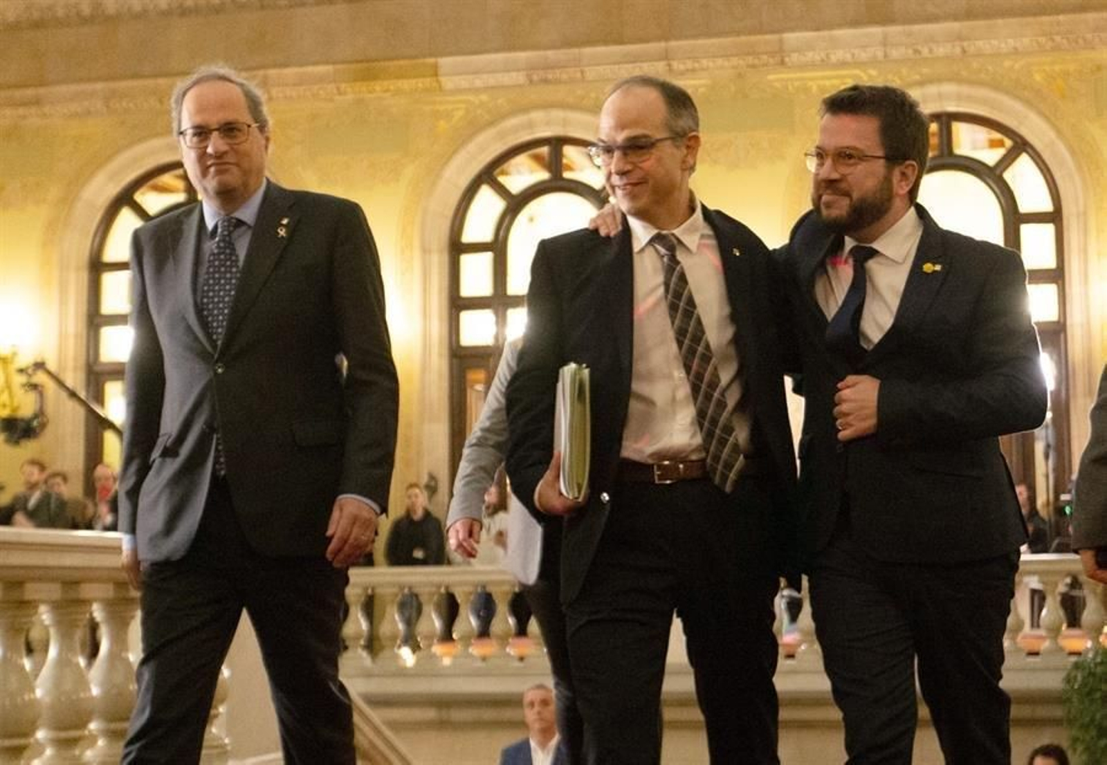 El exconseller Jordi Turull (c), condenado a prisión por el 1-0, junto al presidente de la Generalitat, Quim Torra (i) y su vicepresidente, Pere Aragonés (d), a su llegada al Parlament