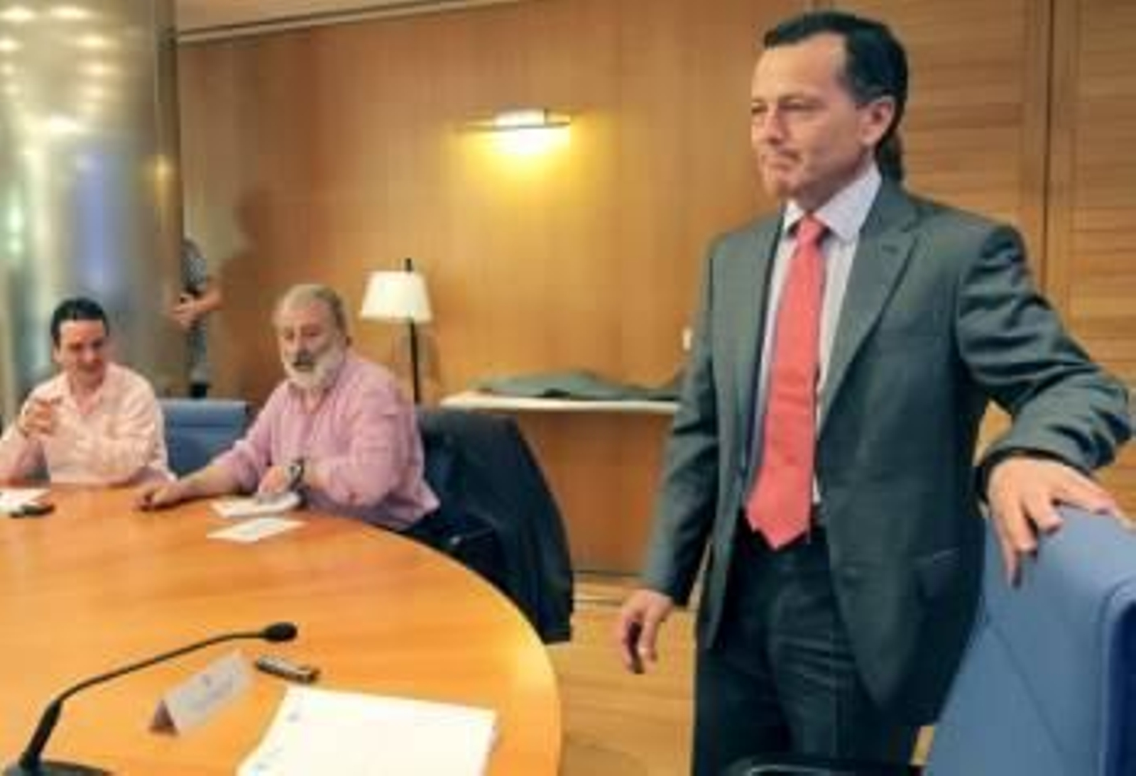 Hernández, al inicio de su comparecencia pública en Santiago de Compostela. (Foto: LAVANDEIRA)