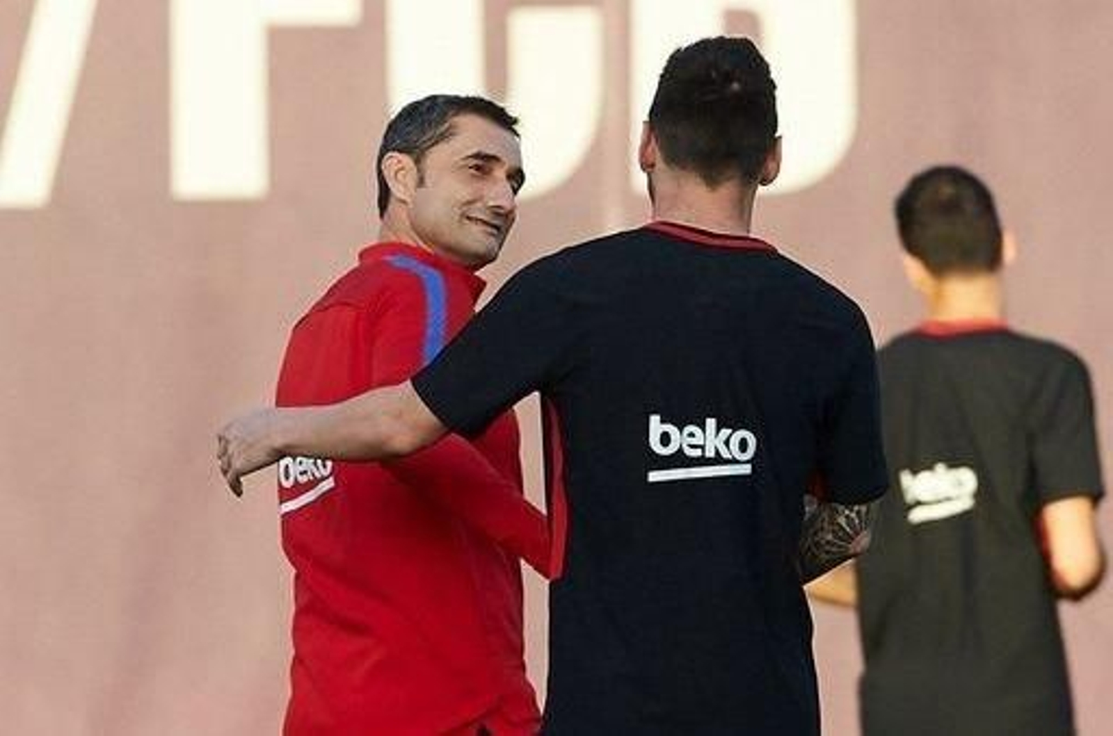 Valverde saluda a Messi durante el entrenamiento de ayer en Barcelona.