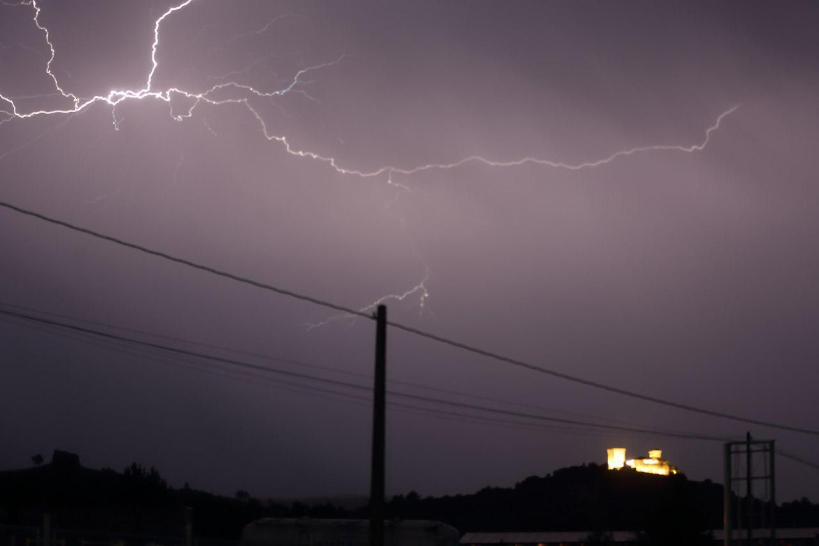 Las tormentas eléctricas iluminaron Ourense // Alberte
