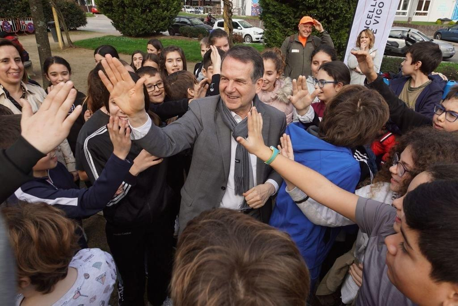 Caballero, ayer con alumnos para celebrar el Día de los humedales.