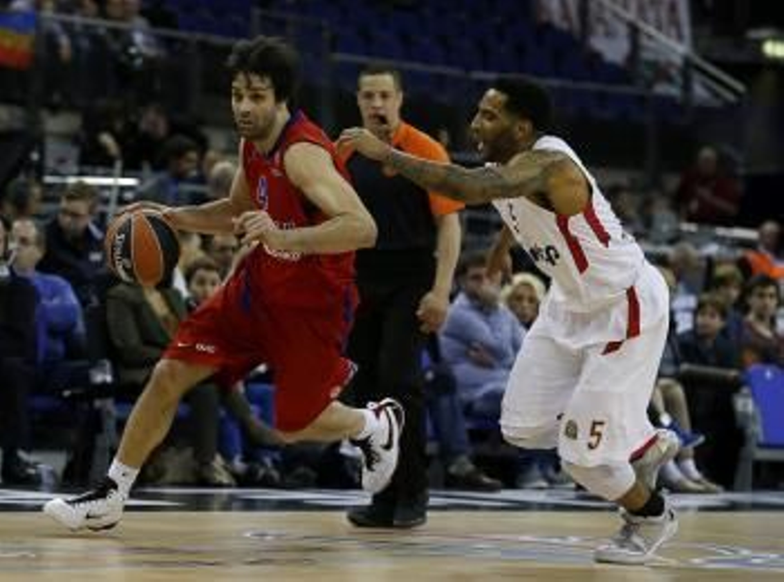 Milos Teodosic (i), del CSKA Moscú, en acción ante Acie Law, del Olympiakos (Foto: EFE)