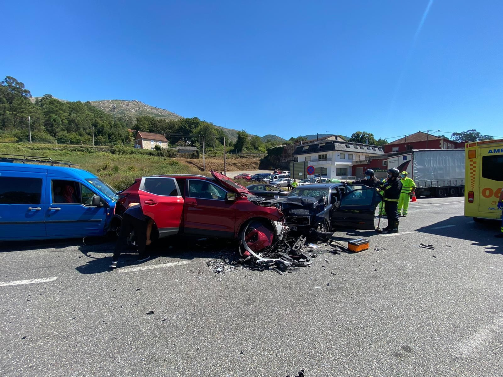 Accidente entre tres vehículos en Redondela // Alberte