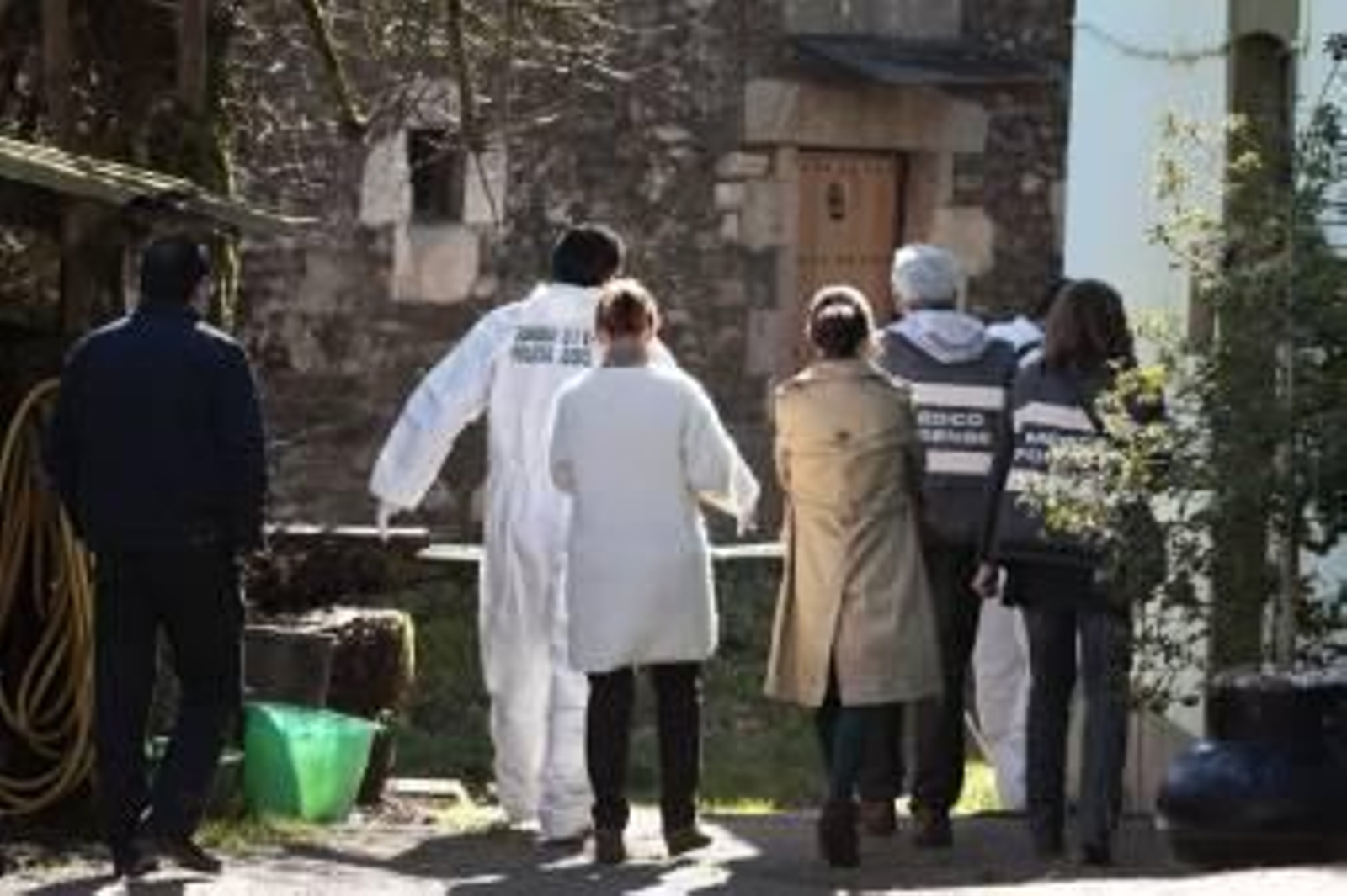 Agentes judiciales y forenses buscan pruebas en la parroquia de Burgas, donde aparecieron unos cuerpos en una casa familiar, y todos los indicios apuntan a un atraco en el que han muerto un hombre de 77 años y su hijo de 51 (Foto: efe)