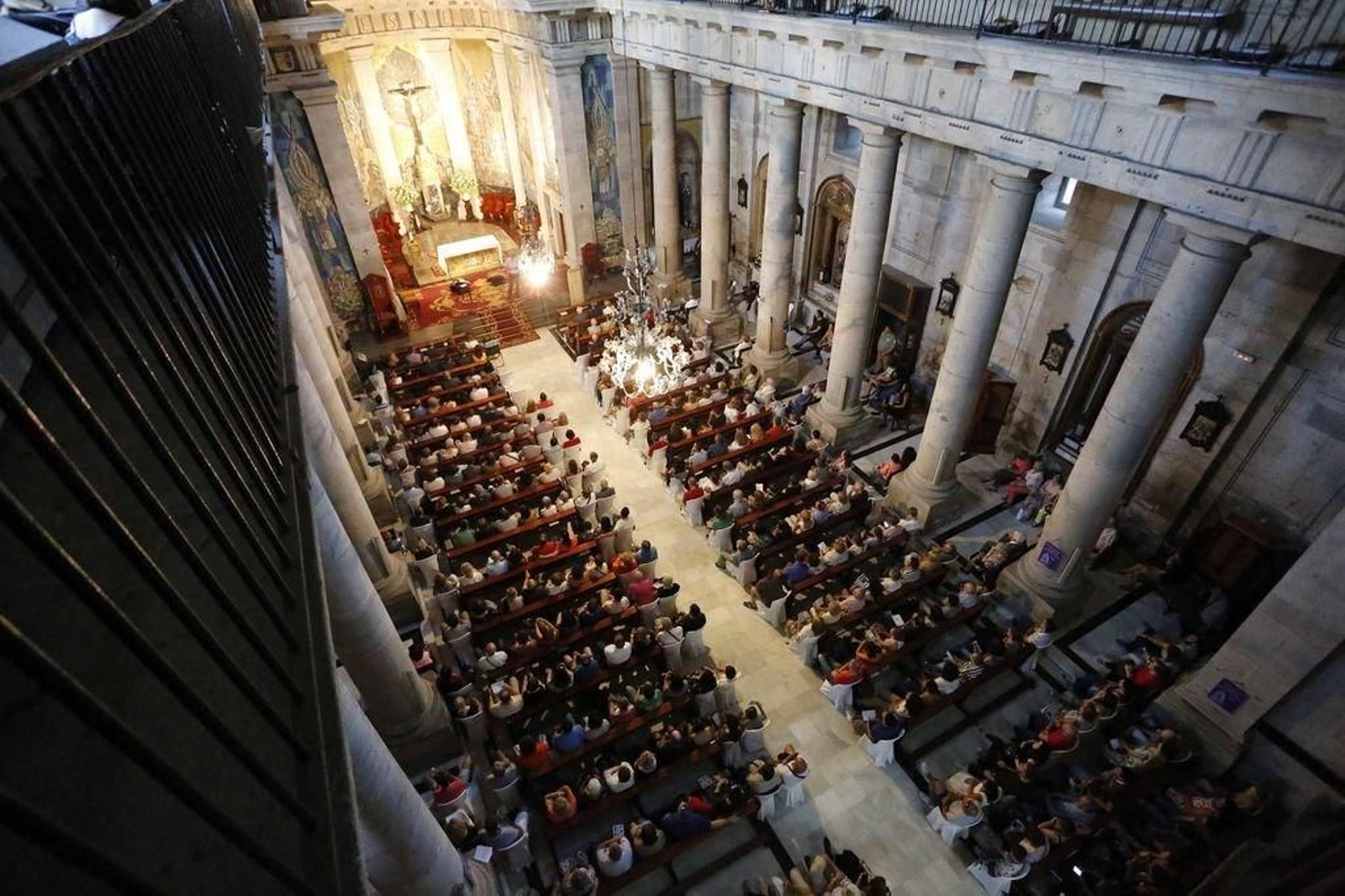 La Concatedral, con el Cristo da Victoria en el ábside, este lunes, antes del concierto de Carlos Núñez,donde  el párroco, Moisés Alonso, lo señaló como el tesoro más valioso del templo “siempre abierto para el culto y la cultura”.