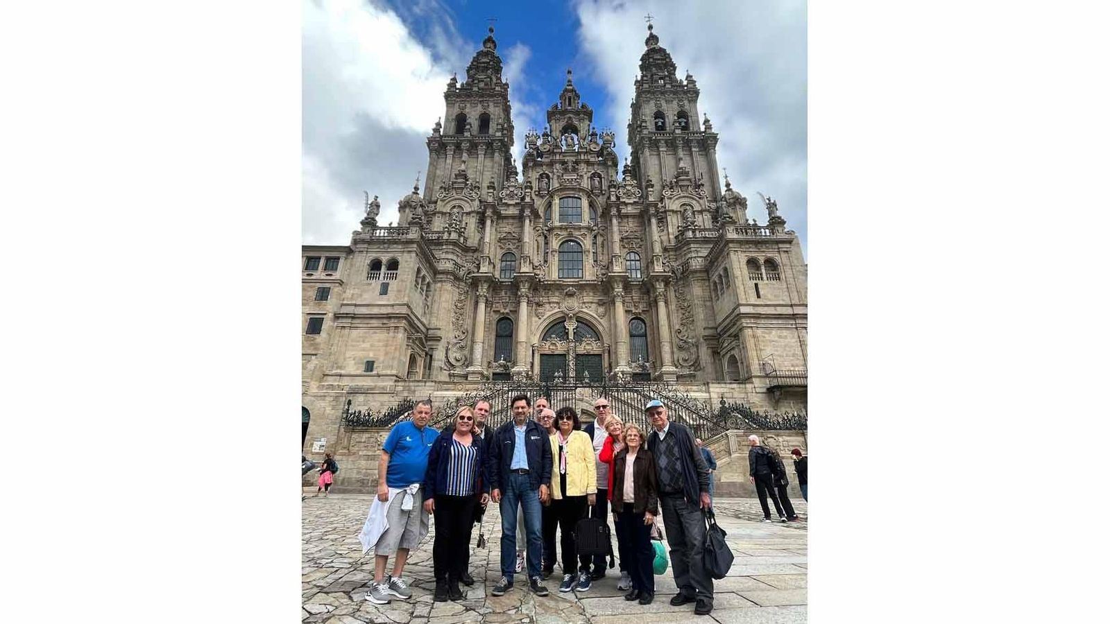 Imagen en la Plaza do Obradoiro de las y los integrantes del Centro Partido do Carballiño