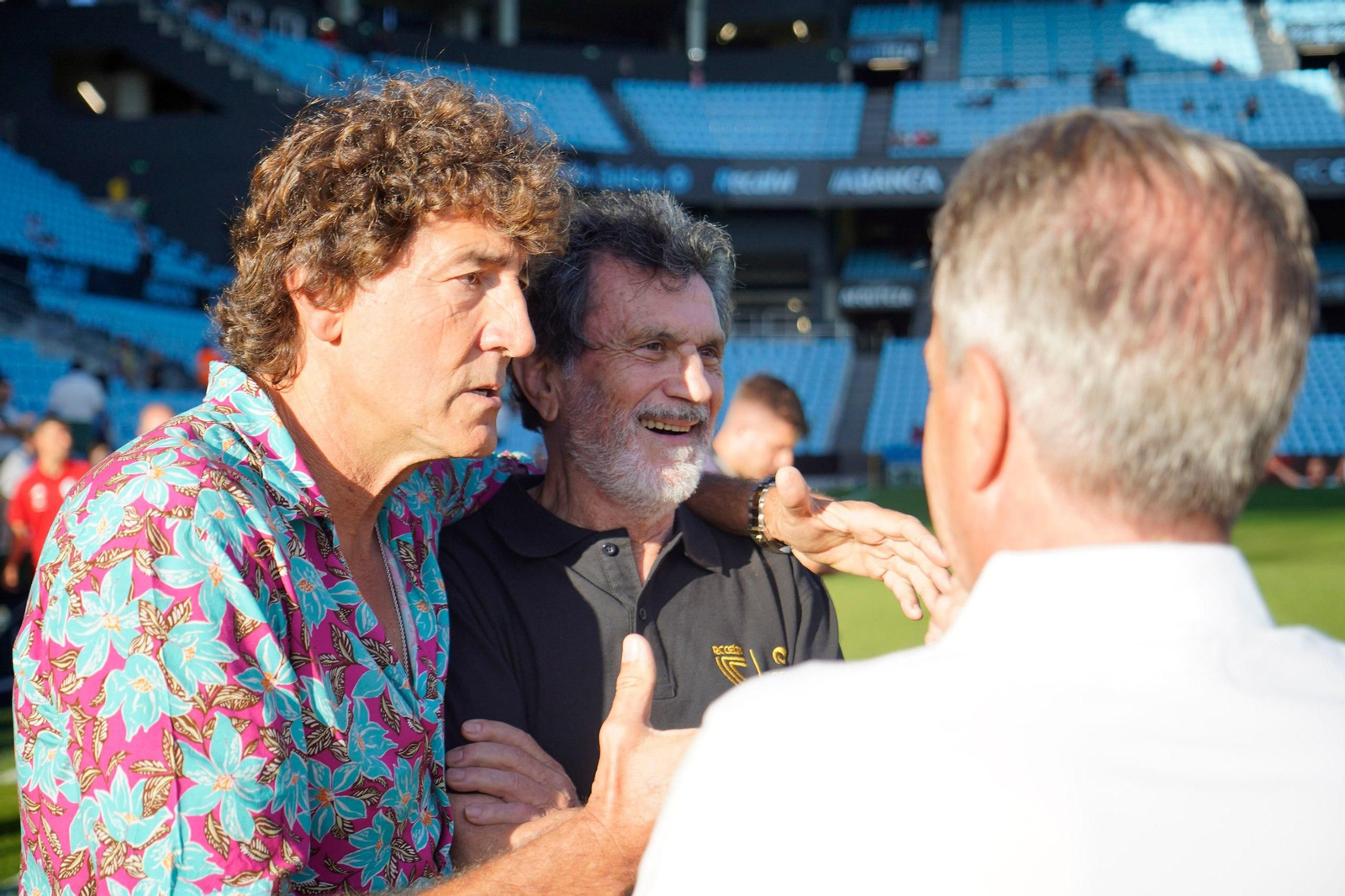 Salinas y Manolo bromean antes del partido.