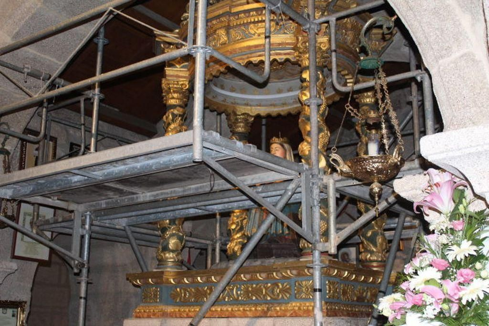 Los trabajos están en marcha y el andamiaje crubre el Baldaquino y la Virgen.