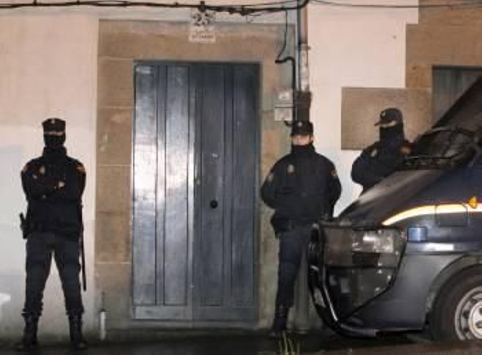 Tres policías vigilan el domicilio de los independentistas detenidos en Santiago.