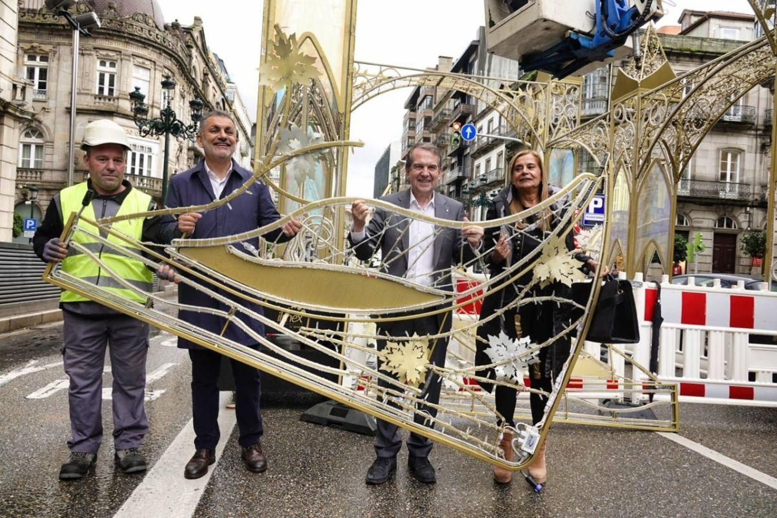 Abel Caballero, mostrando la iluminación del castillo en Policarpo Sanz con Carmela Silva y Ángel Rivas.