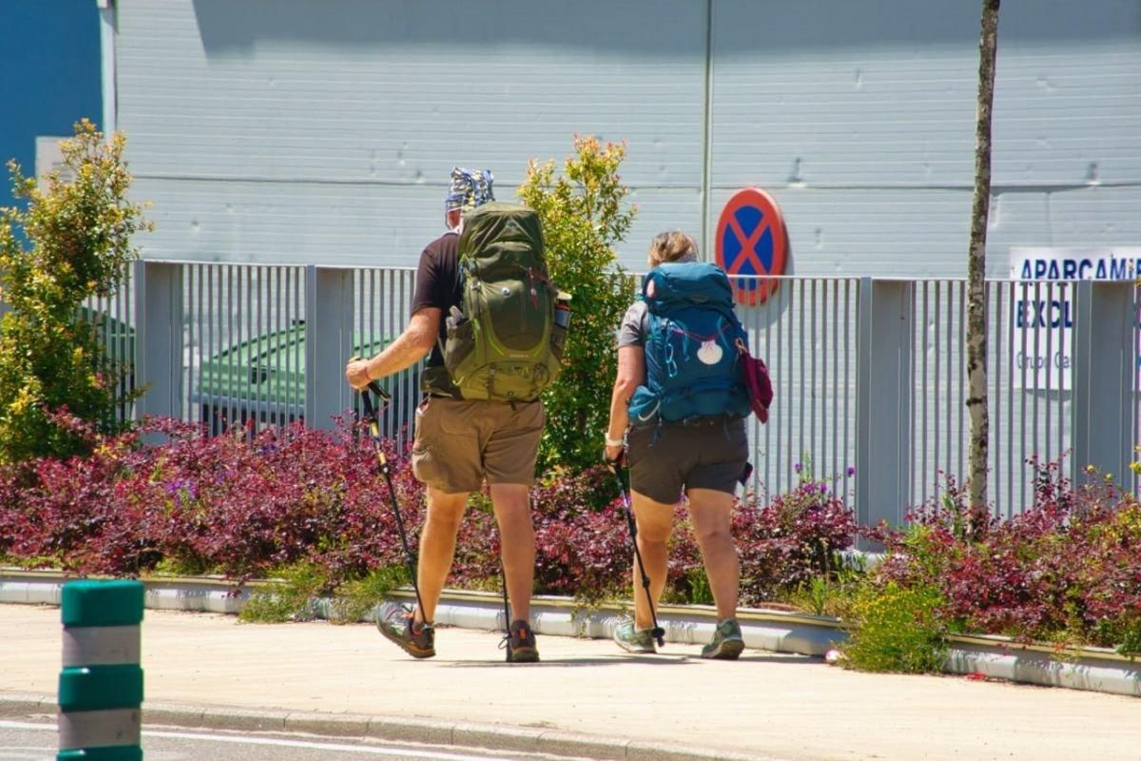 Peregrinos del Camino de la Costa, cruzando ayer Vigo.