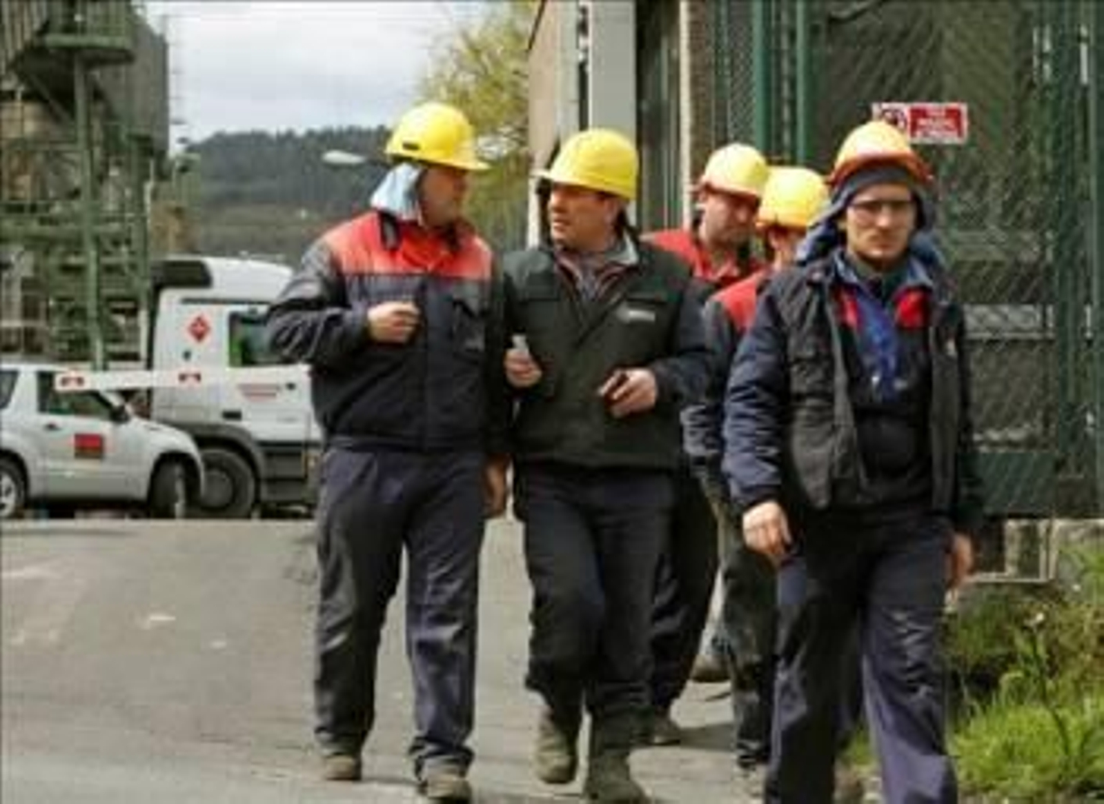 Compañeros de los dos trabajadores que han resultado heridos muy graves. (Foto: CABALAR)