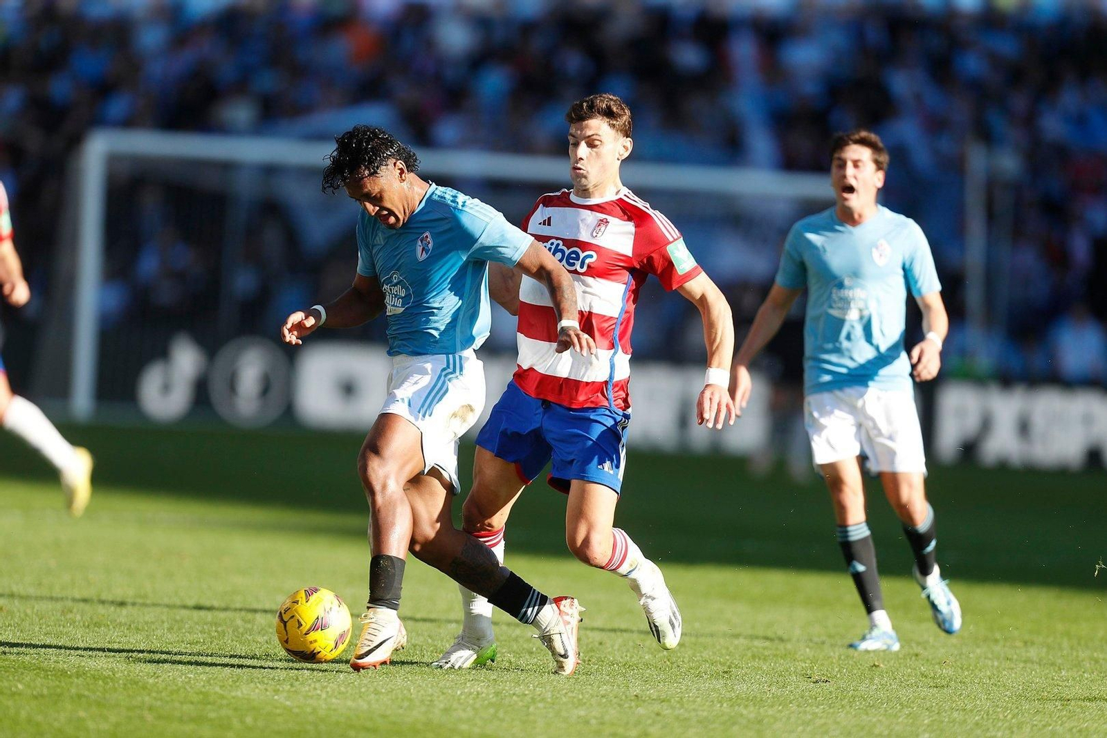 Tapia conduce el balón.