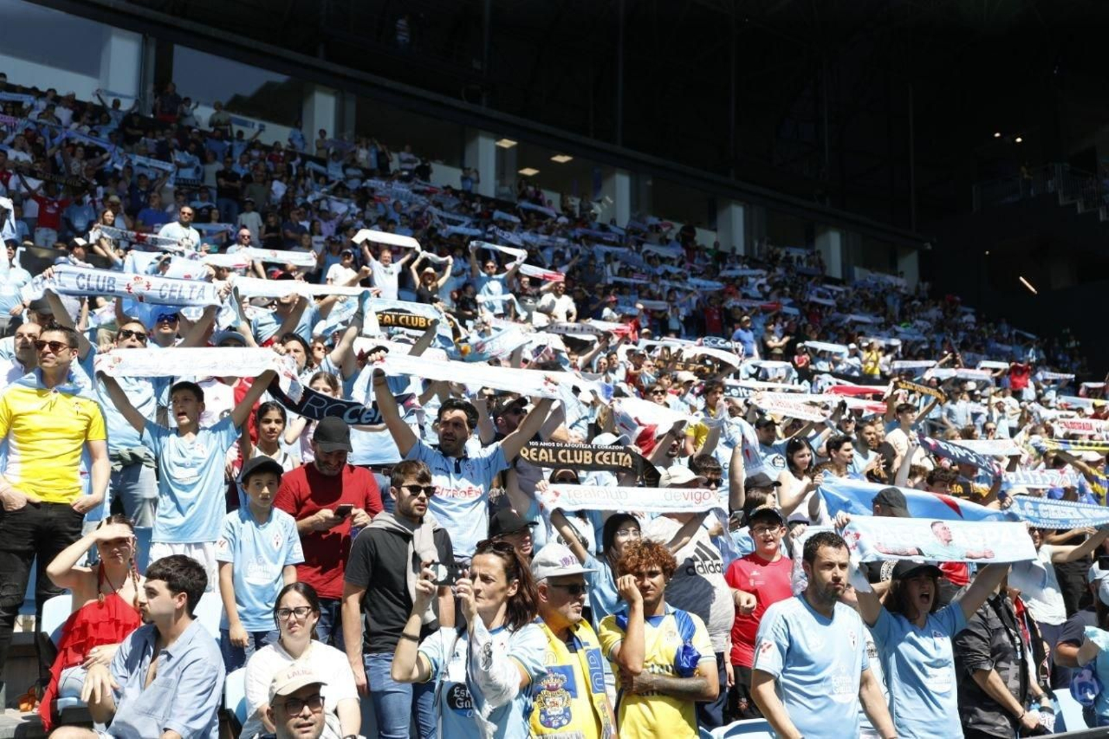 La afición canta el himno.