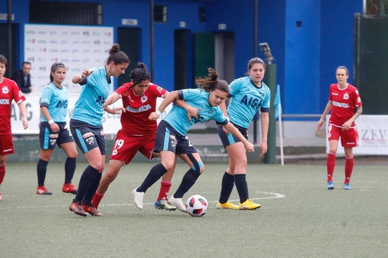 Gaby, autora del único tanto del partido, porfía en la disputa ante Lara, centrocampista del Matamá, que protege la pelota ante su acecho.