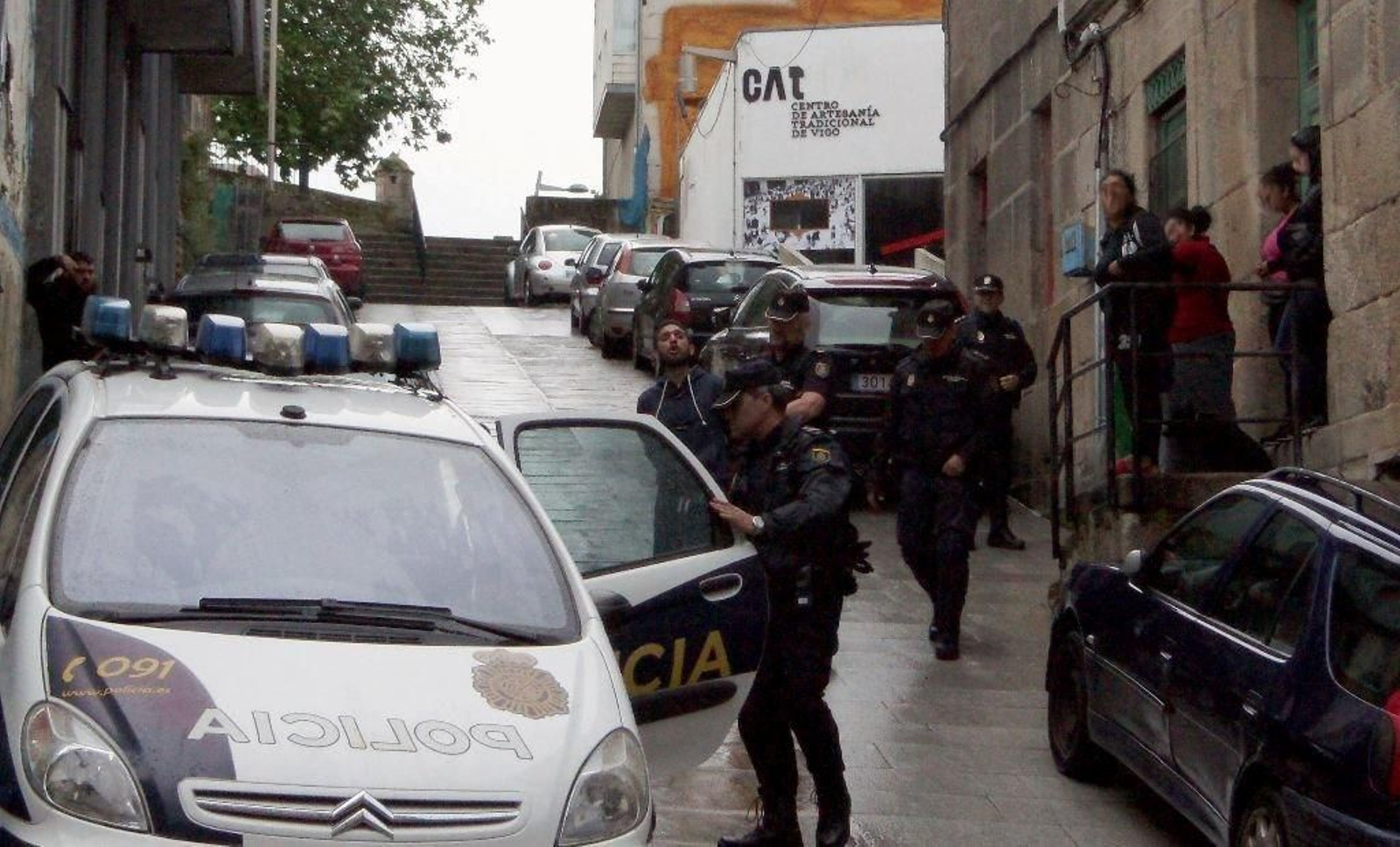 Una de las detenciones, ayer, en el Casco Vello vigués.