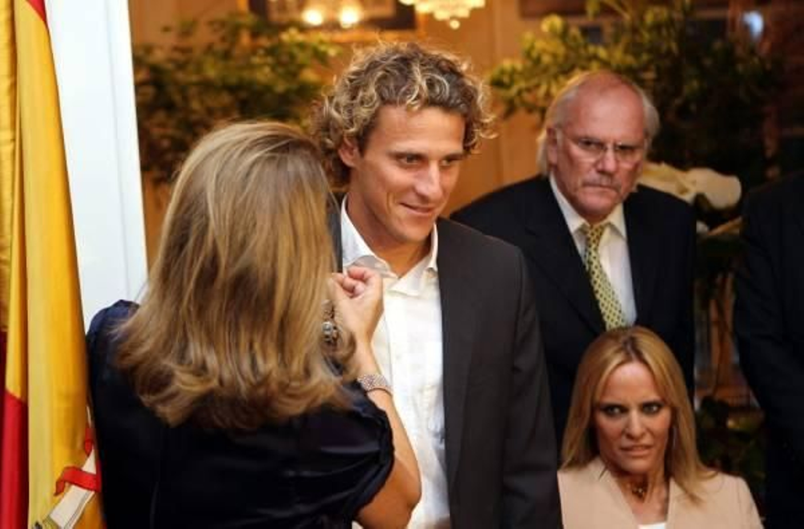 El futbolista Diego Forlán recibe la condecoración.