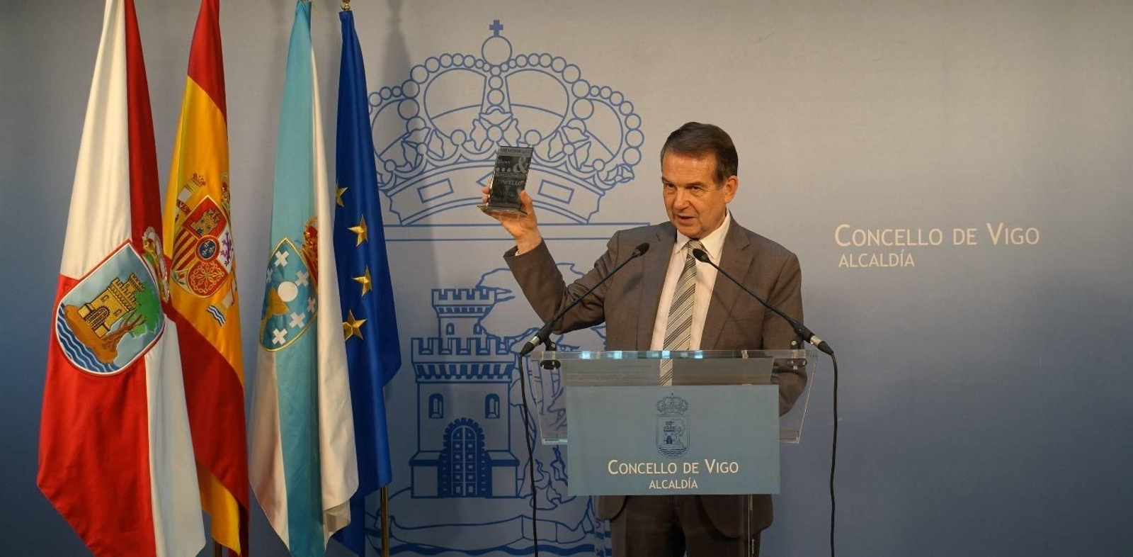 El alcalde mostró el premio que acaba  de recibir el Concello del sector de hostelería por las Luces de Navidad.