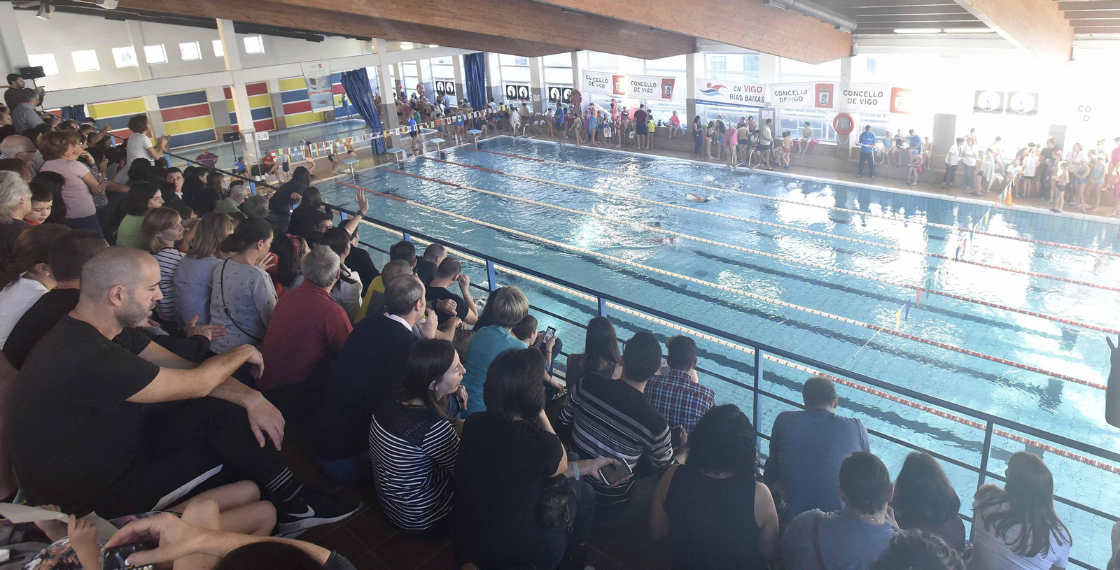 La piscina de O Carme se llenó hasta los topes en la jornada inicial de la Liga Concello de Vigo.