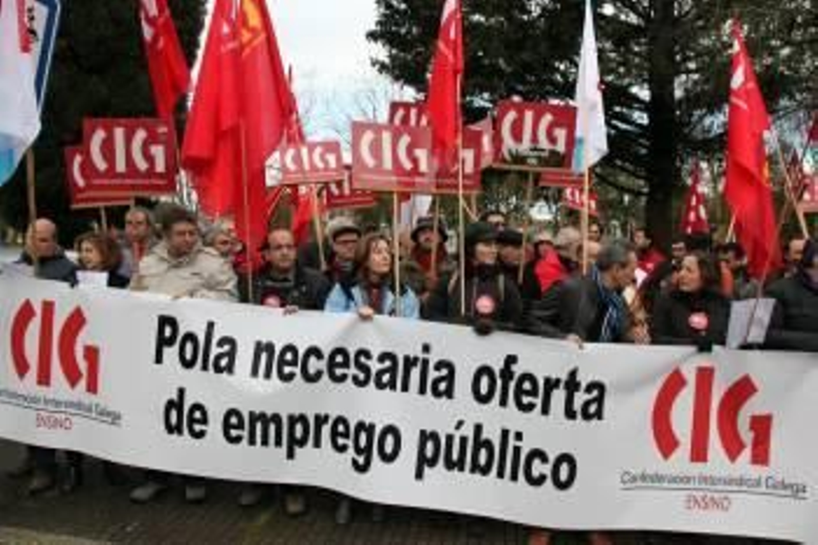 Delegados de la CIG, durante su protesta ante la sede de Educación en San Caetano. (Foto: VICENTE PERNÍA)