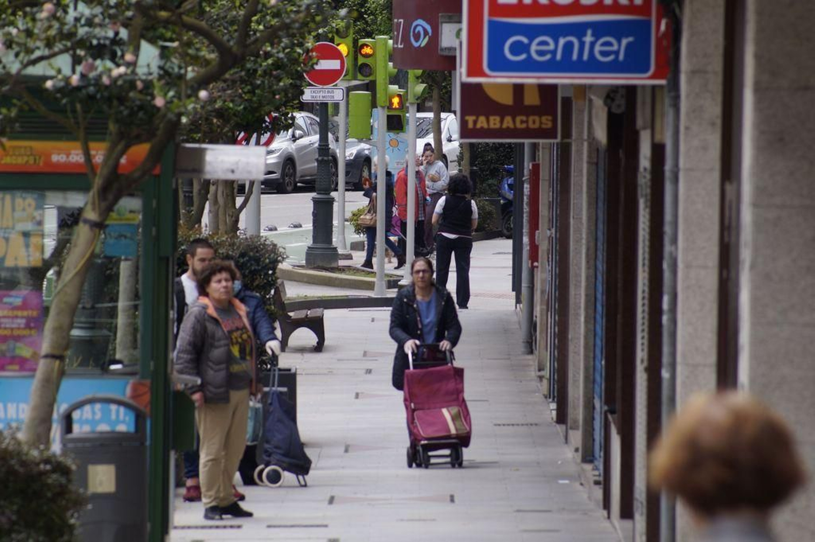 Vigueses por las calles durante la jornada de ayer, con cierta actividad  por la mañana.