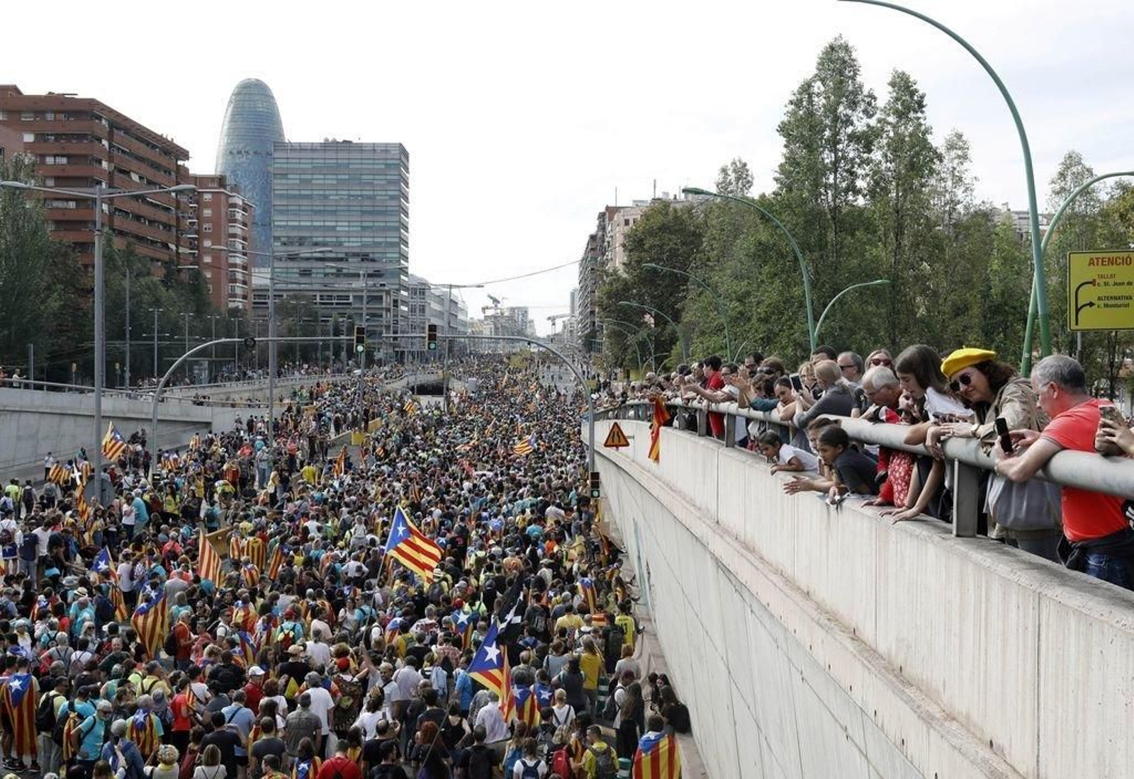 Miles de personas participaban ayer en Barcelona en las marchas y la concentración contra la sentencia del "procés".
