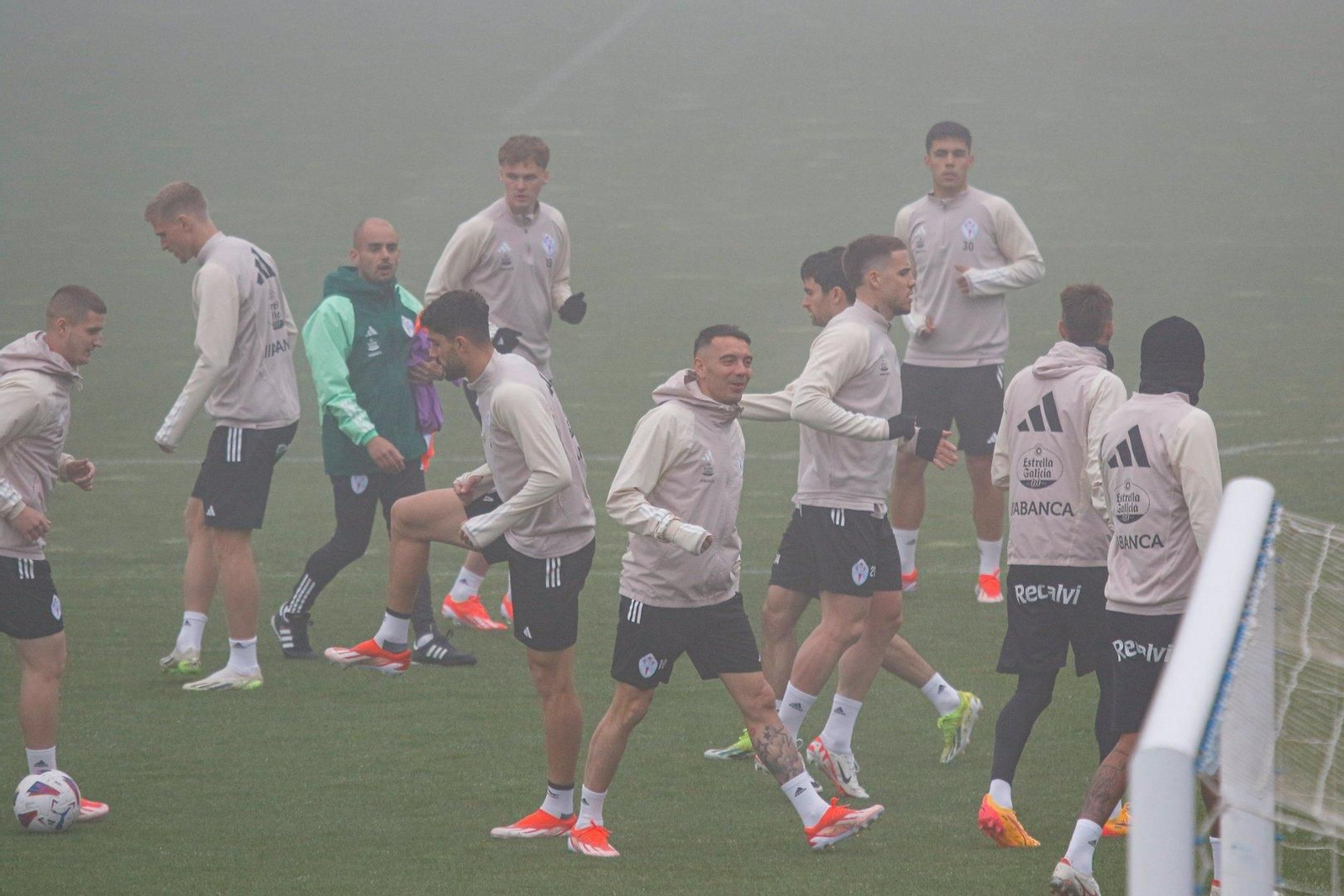 Entrenamiento Celta con niebla // Jorge Santome