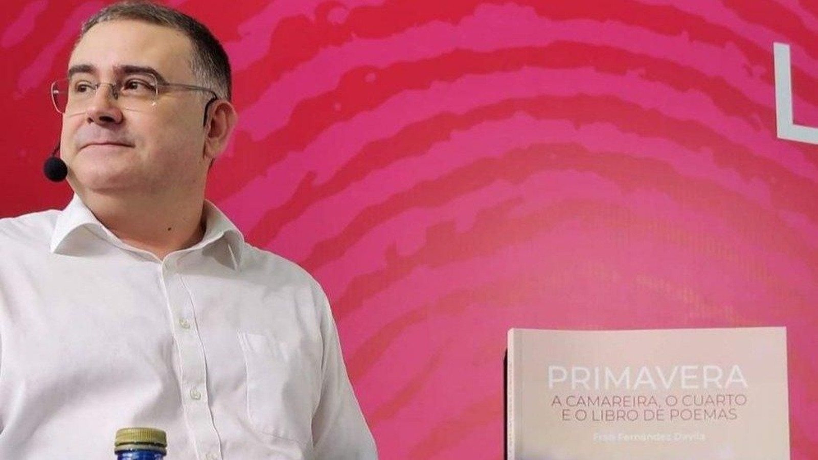 Javier Fernández Dávila, co seu poemario a presentar.