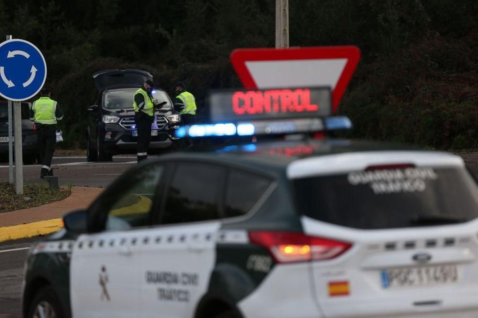 La Guardia Civil realiza controles en los accesos a la ciudad para vigilar la movilidad // Alberte