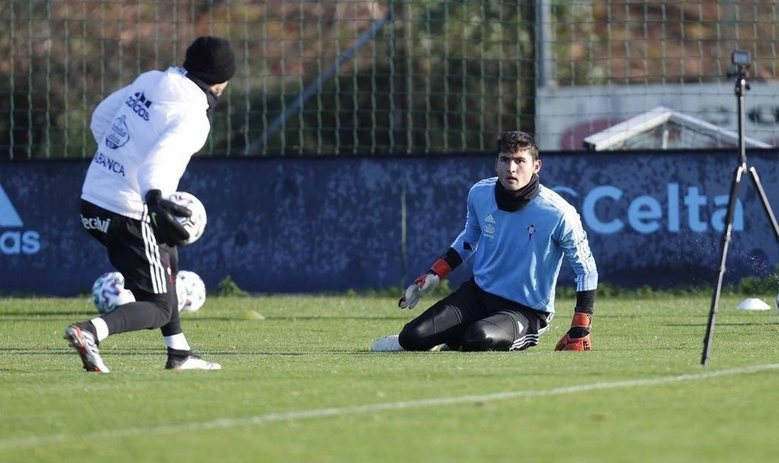 El preparador de porteros del primer equipo, Nando, trabajando ayer con Fran Vieites en A Madroa.