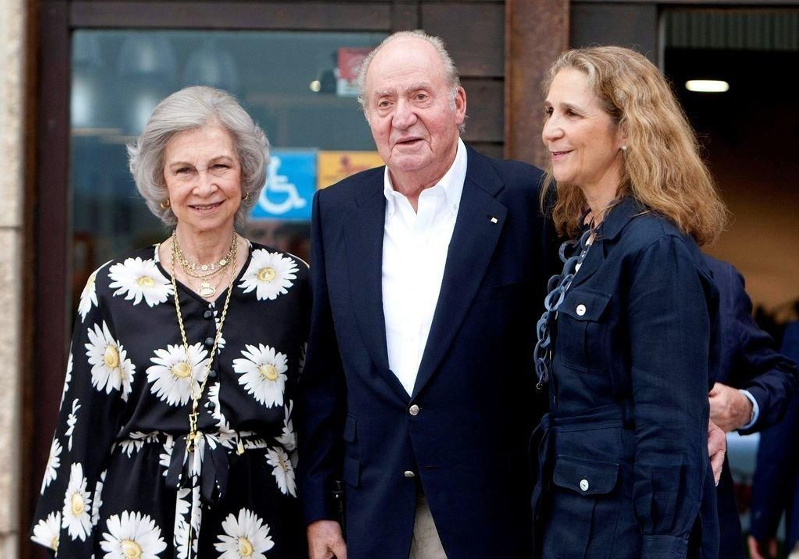 El Rey Juan Carlos, la Reina Sofía y la Infanta Elena, anoche en Sanxenxo.