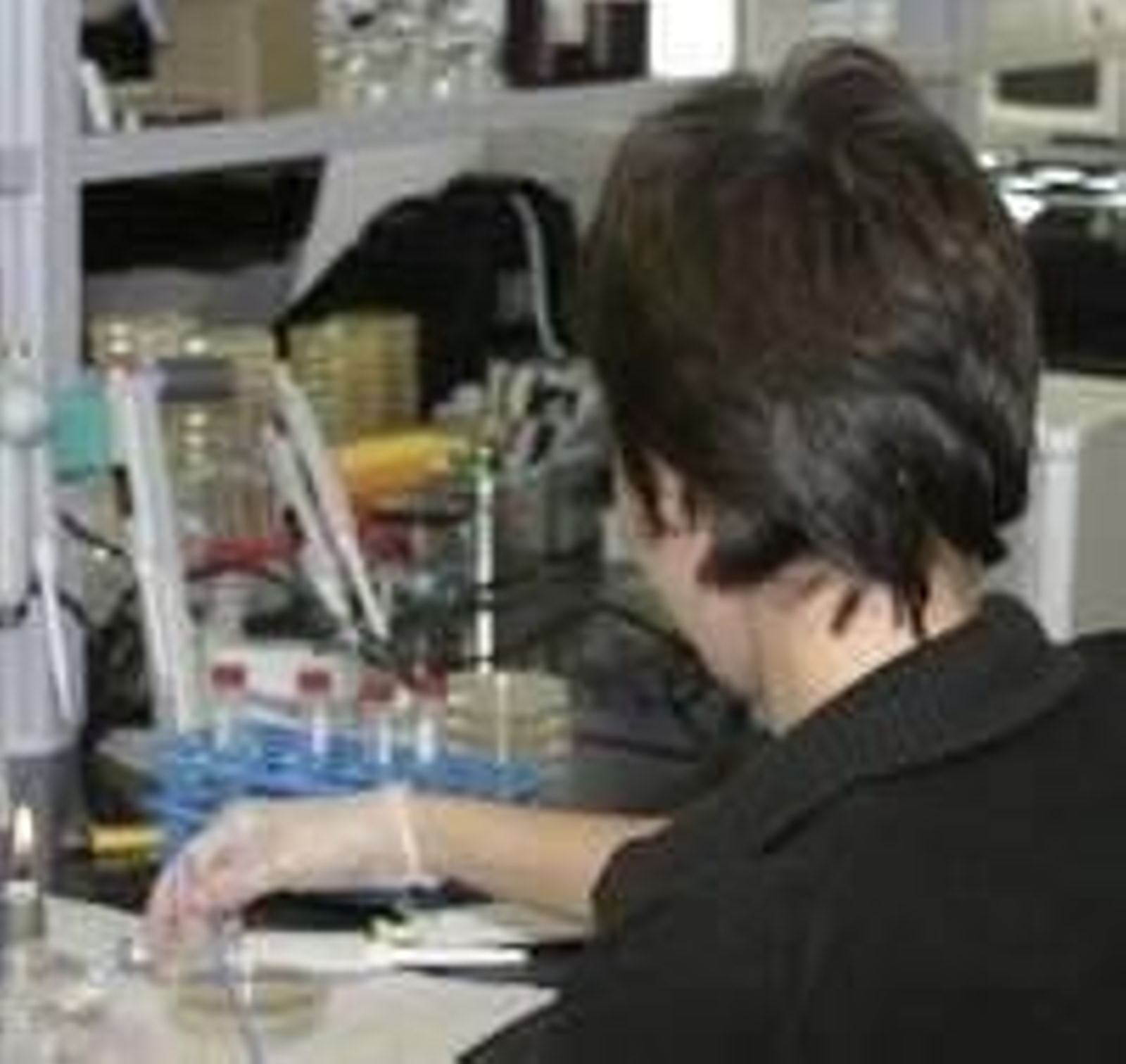 Una mujer realiza un análisis en un laboratorio.