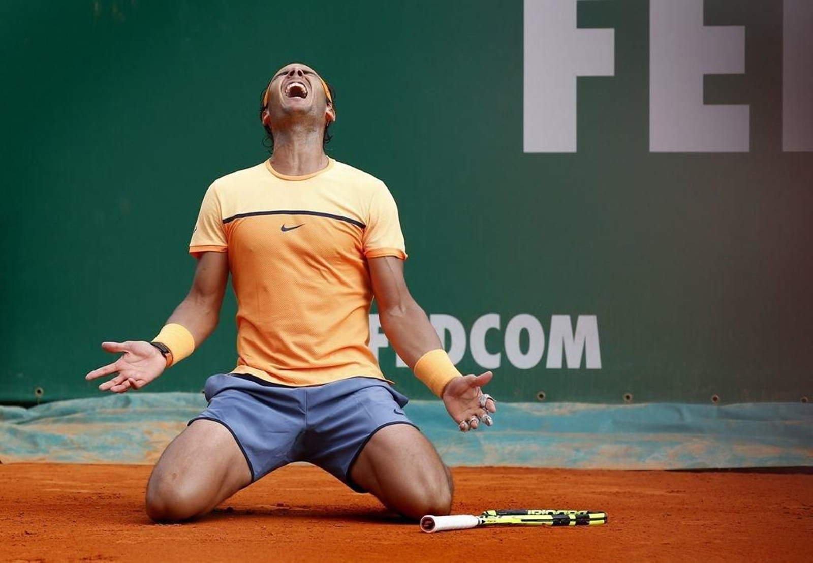 Rafael Nadal hinca las rodillas en la tierra batida de Montecarlo tras derrotar a Gael Monfils.