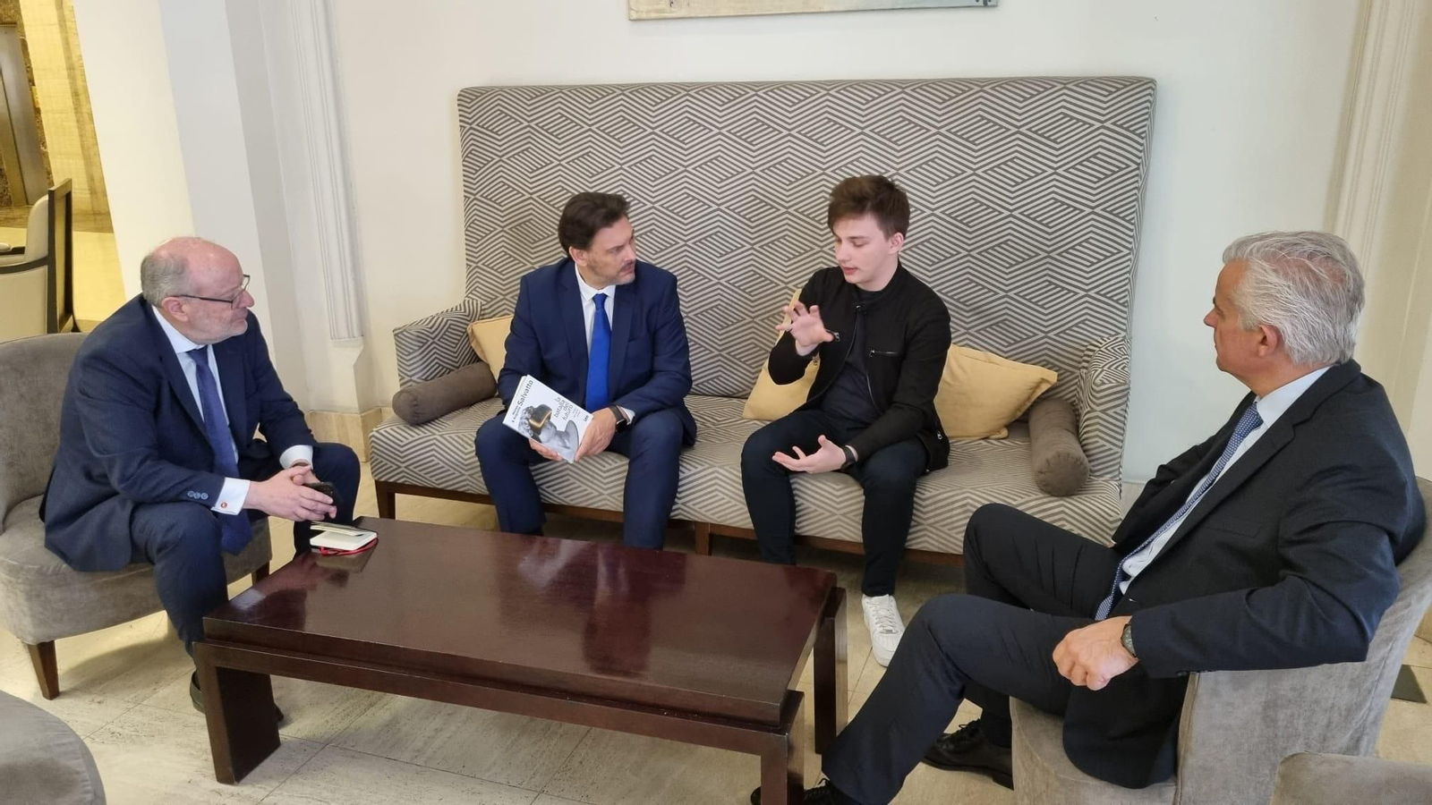 Miranda estuvo acompañado por el delegado de la Xunta en Argentina, Alejandro López Dobarro, y el cónsul general de España en Buenos Aires, Fernando García Casas