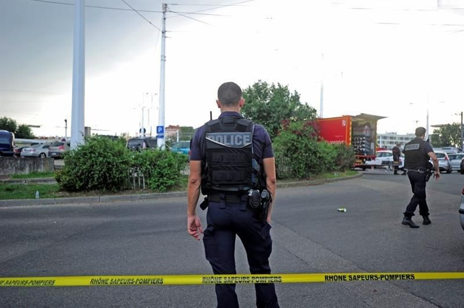 La policía francesa en la estación de metro Laurent-Bonnevay después de un ataque con cuchillo en Villeurbanne, cerca de Lyon