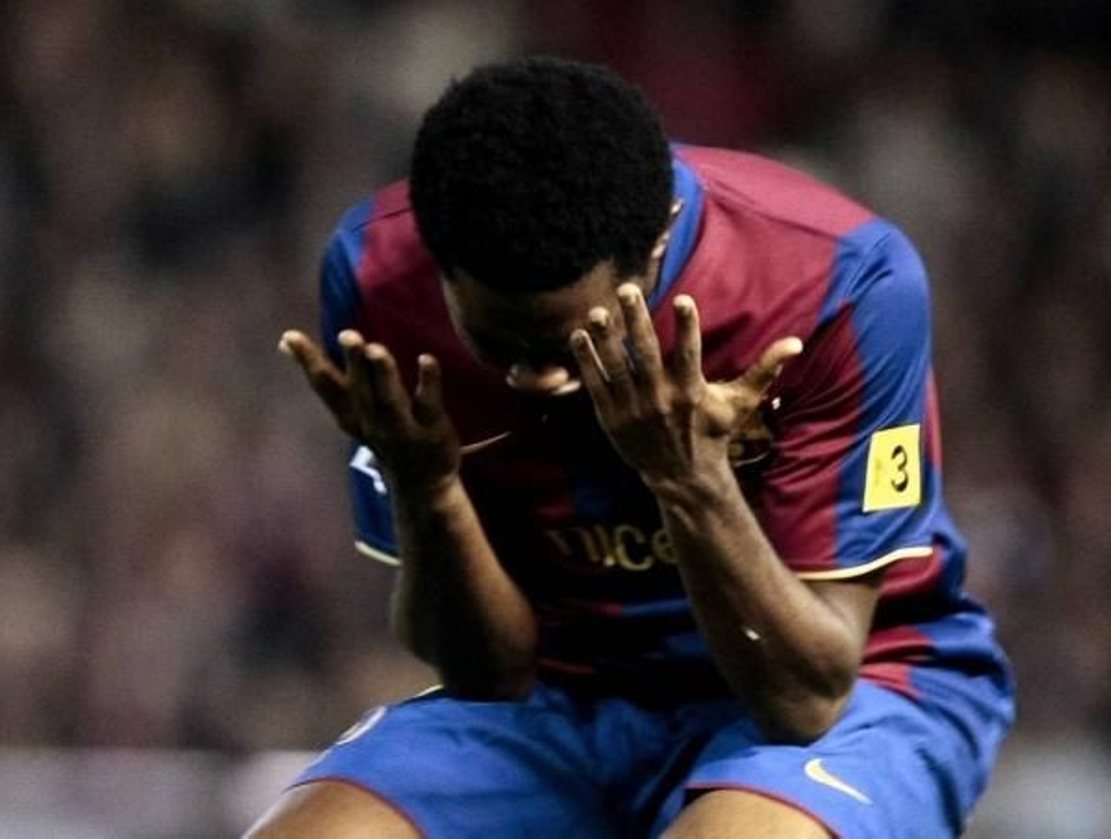 Eto'o se desespera en los minutos finales del partido.