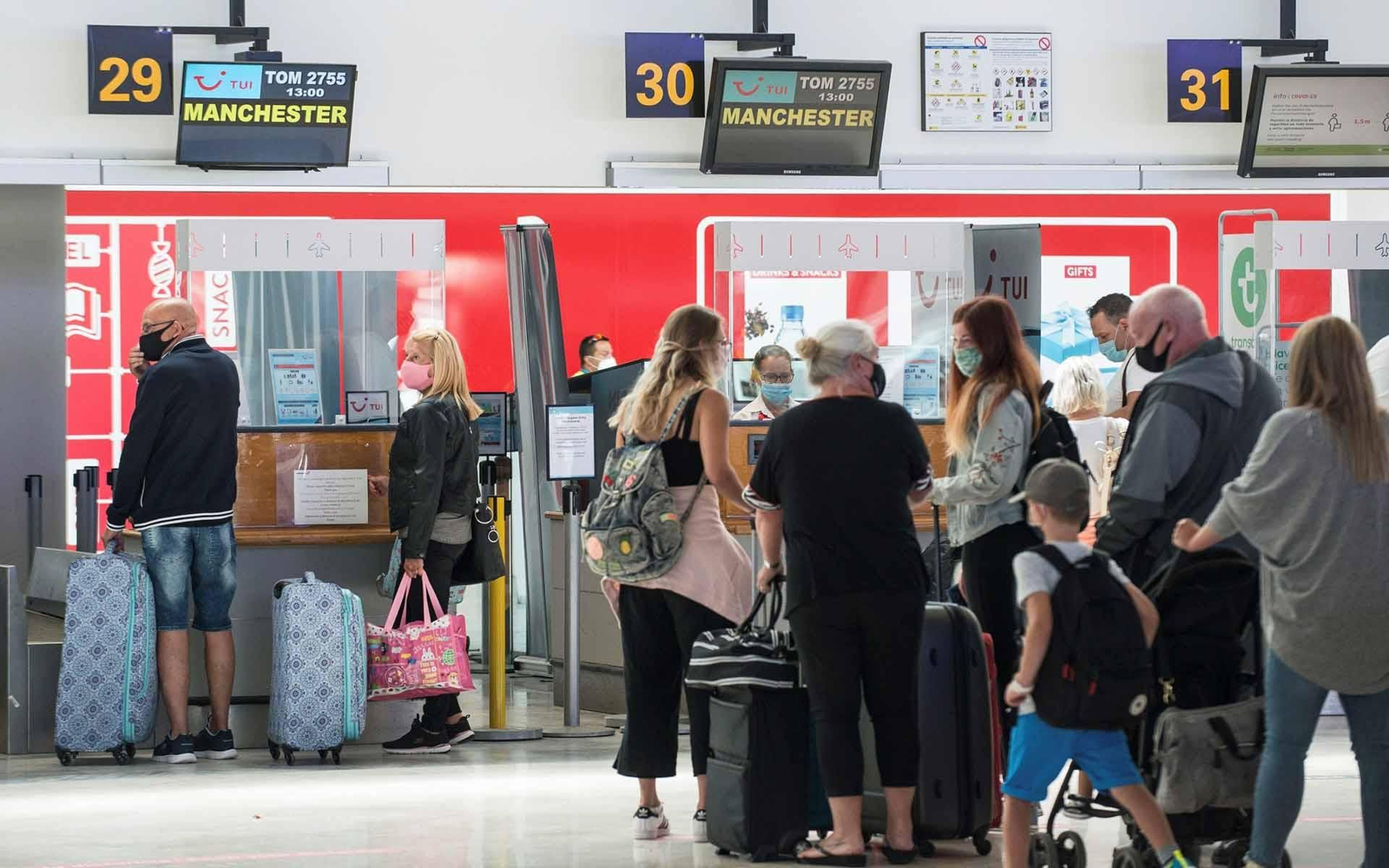 Pasajeros de un vuelo de TUI a Manchester en el check-in del Aeropuerto San Bartolomé, en Lanzarote. EFE/ Javier Fuentes Figueroa
