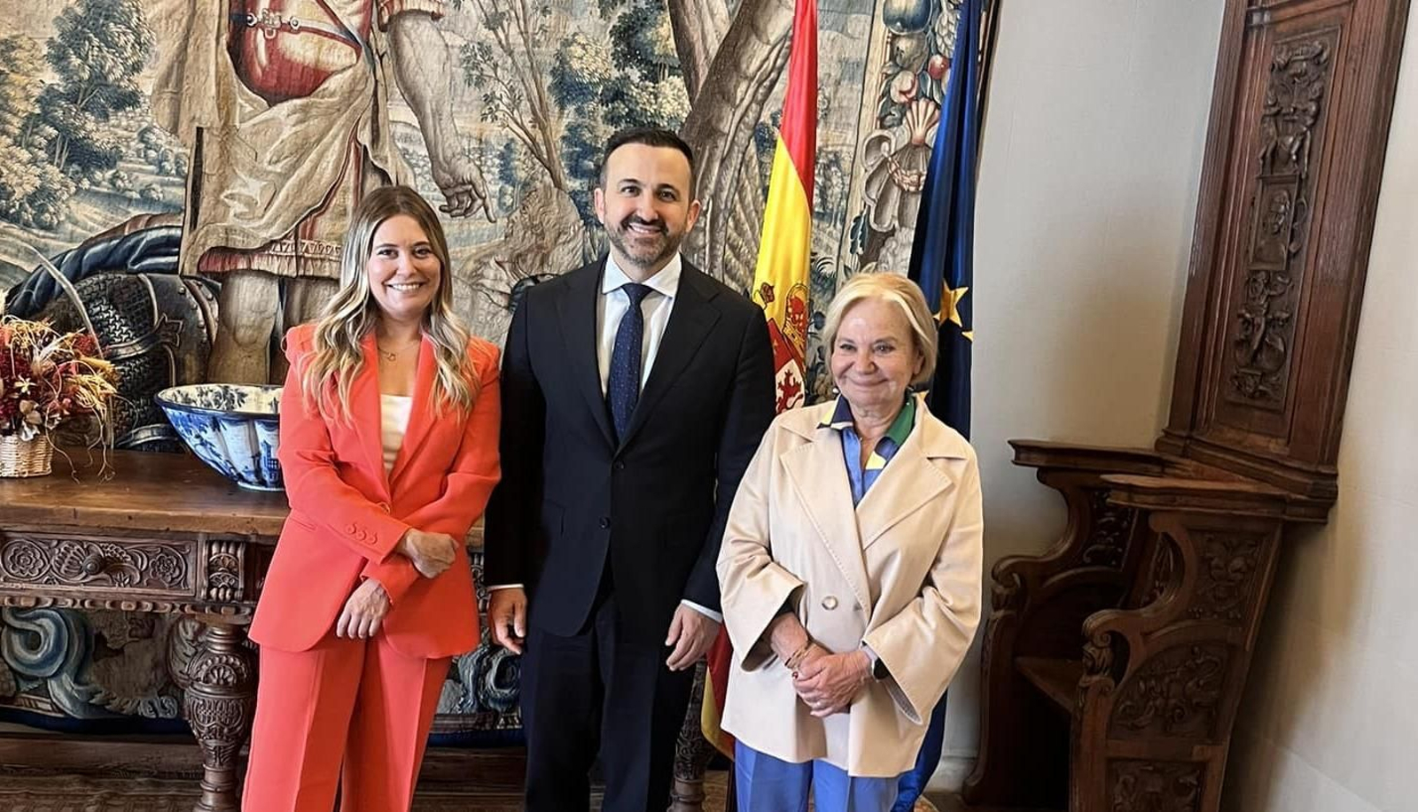 La directora general de Emigración y Políticas de Retorno, junto con el embajador de España en Uruguay y la presidenta del Consejo de Comunidades Asturianas.