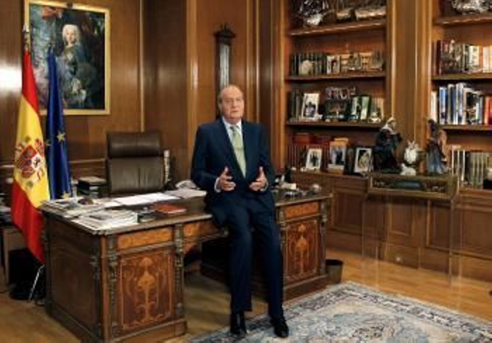 El Rey, de pie, durante el discurso de Navidad. (Foto: Ballesteros)