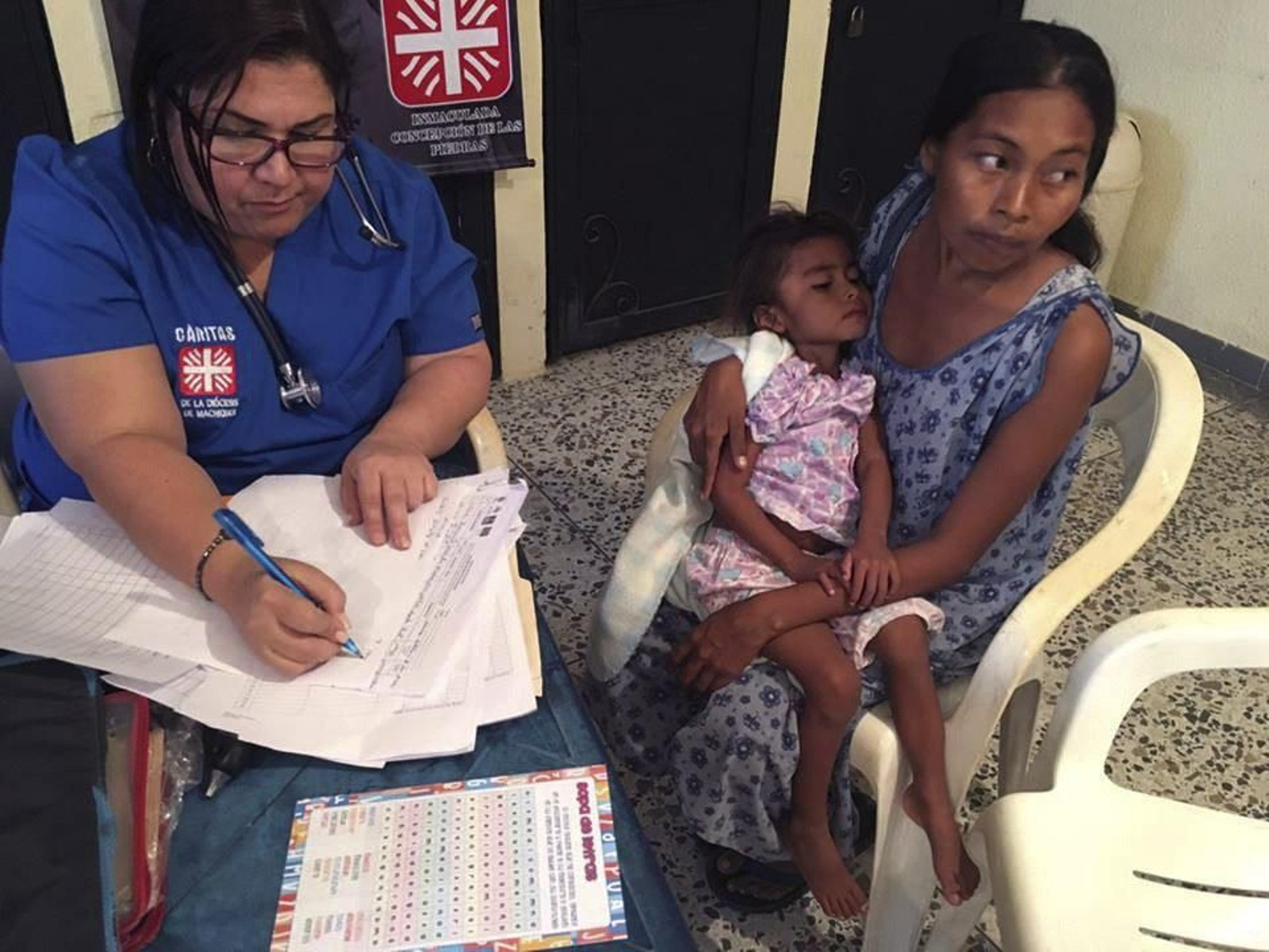 Fotografía cedida por Cáritas en la que muestra a una madre con su hija en brazos, ambas con evidentes signos de desnutrición.