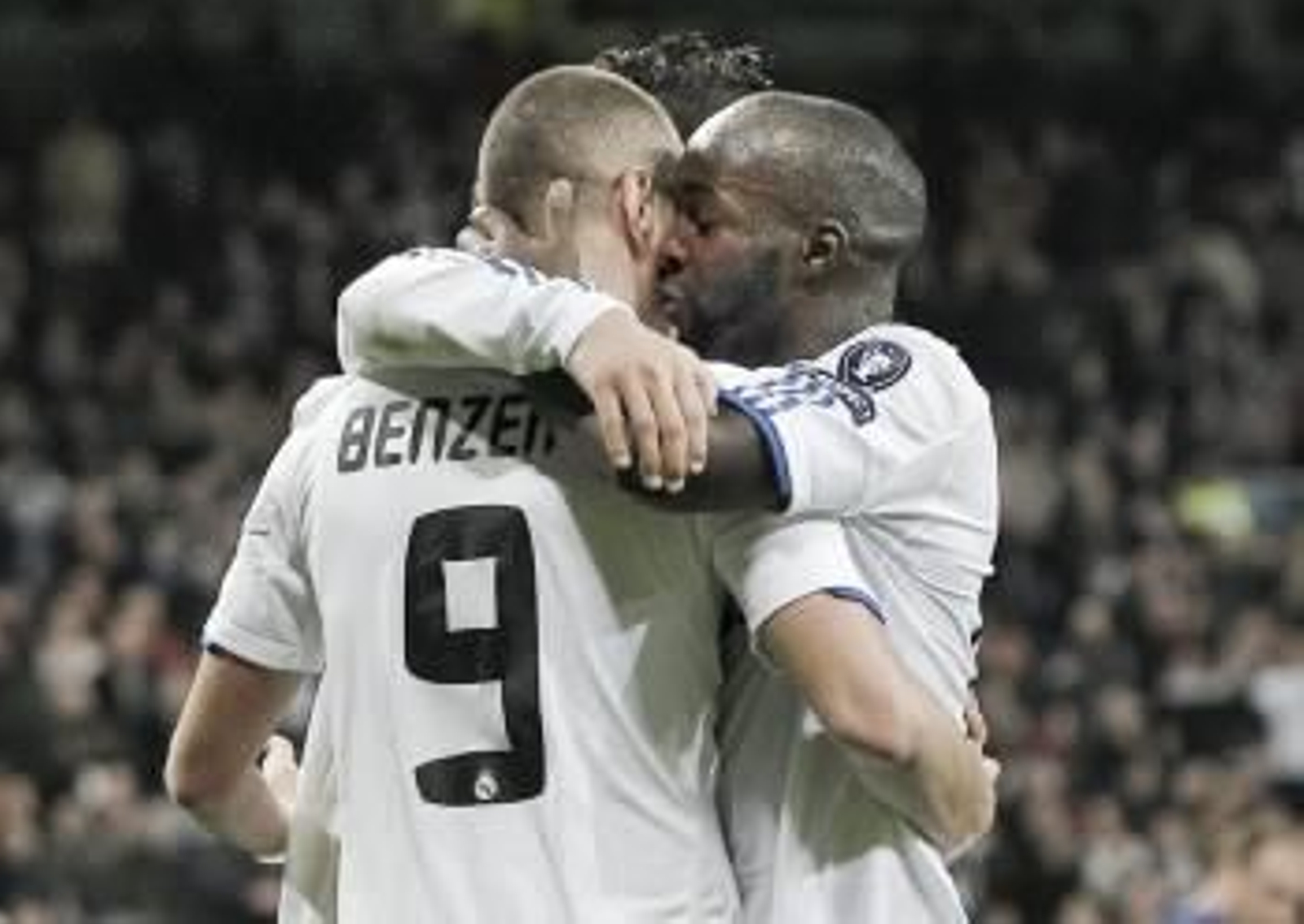 El madridista Benzema celebra un gol con Lass Diarra.