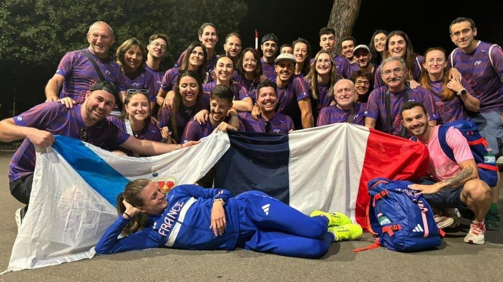 Alice Finot, en el suelo, celebra la victoria en la prueba de 3.000 obstáculos del Campeonato de Europa de atletismo disputado en el Olímpico de Roma.